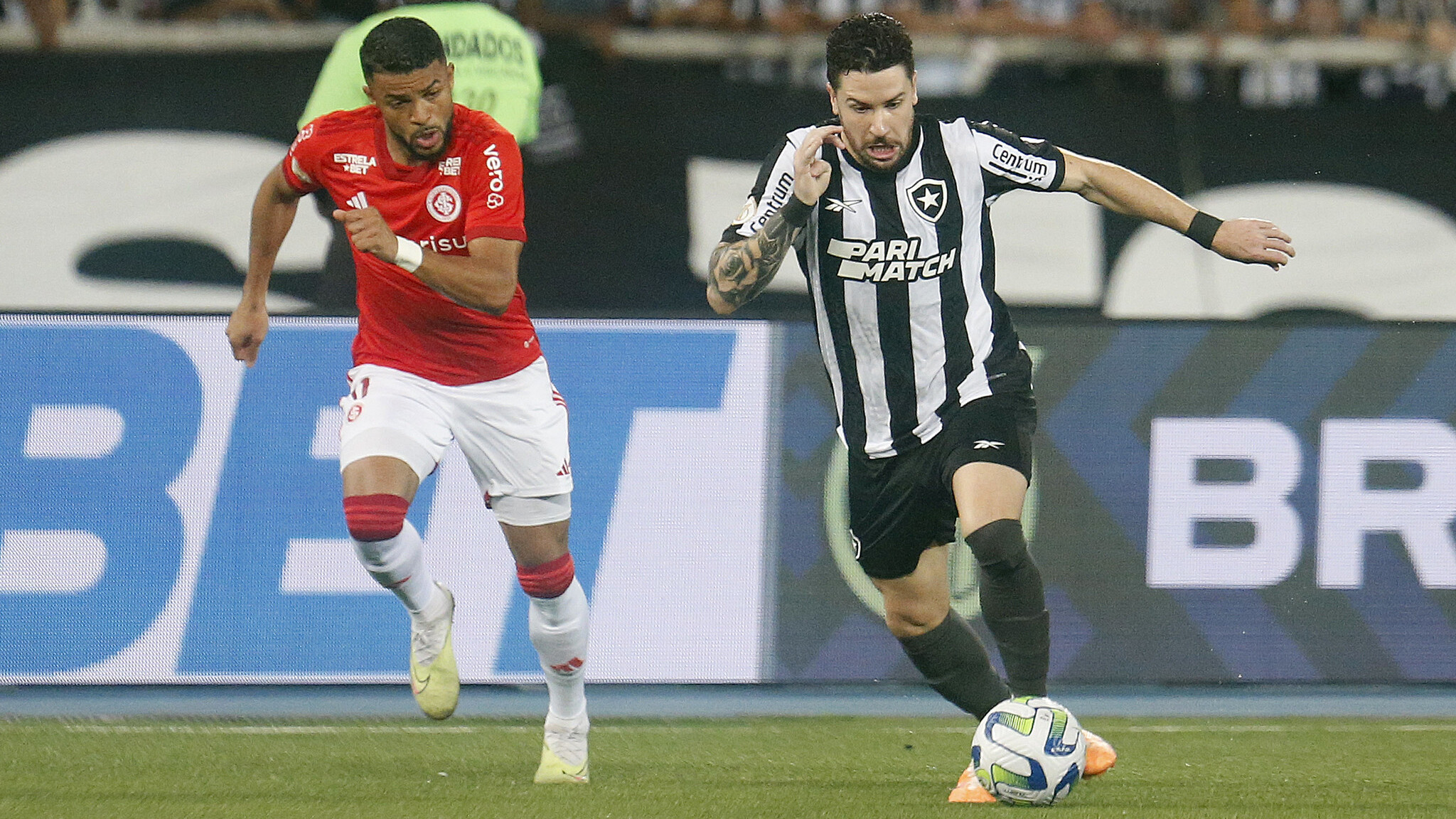 De virada e com gol contra, Inter perde para o Botafogo pelo Brasileirão