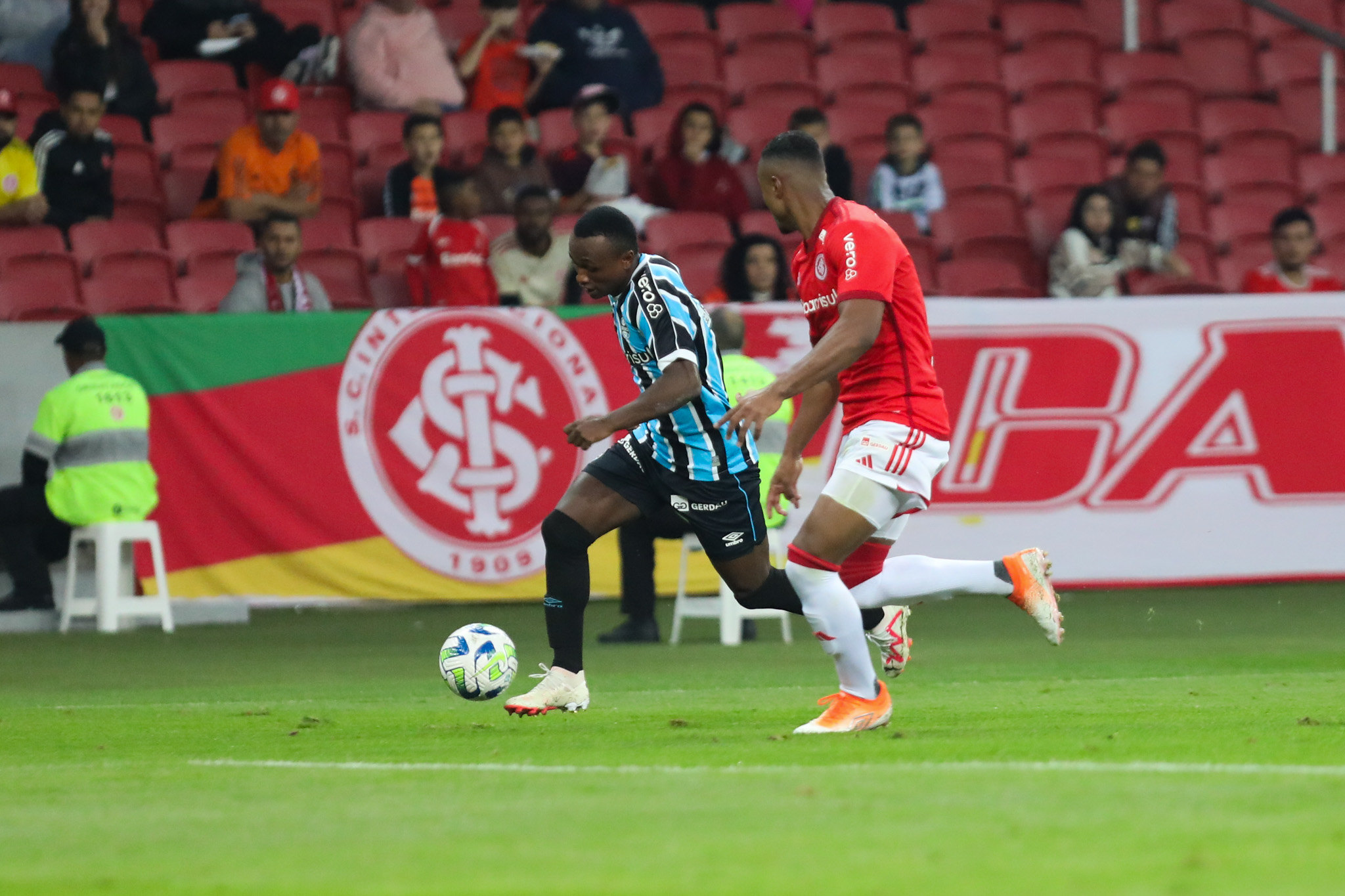 Perfil oficial do Grêmio volta a provocar o Inter nas redes sociais