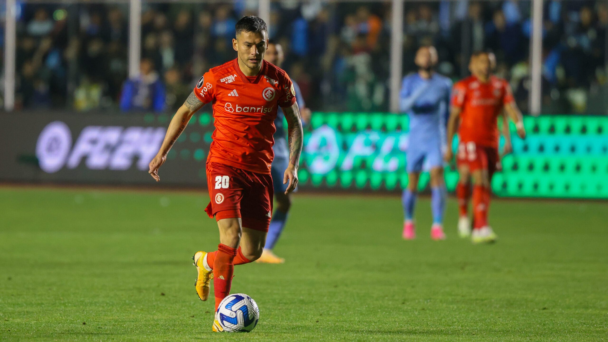Charles Aránguiz é convocado para defender o Chile nas Eliminatórias e deve desfalcar o Inter