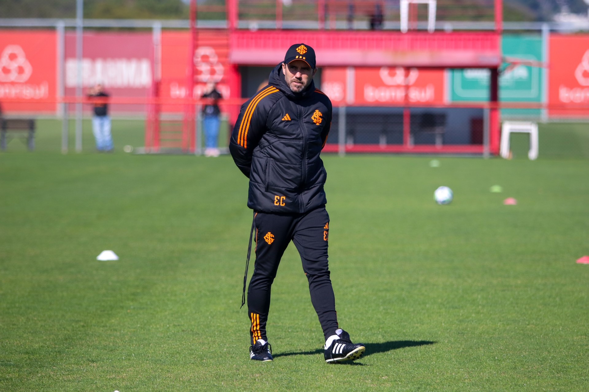Jogador volta a treinar e fica à disposição de Eduardo Coudet