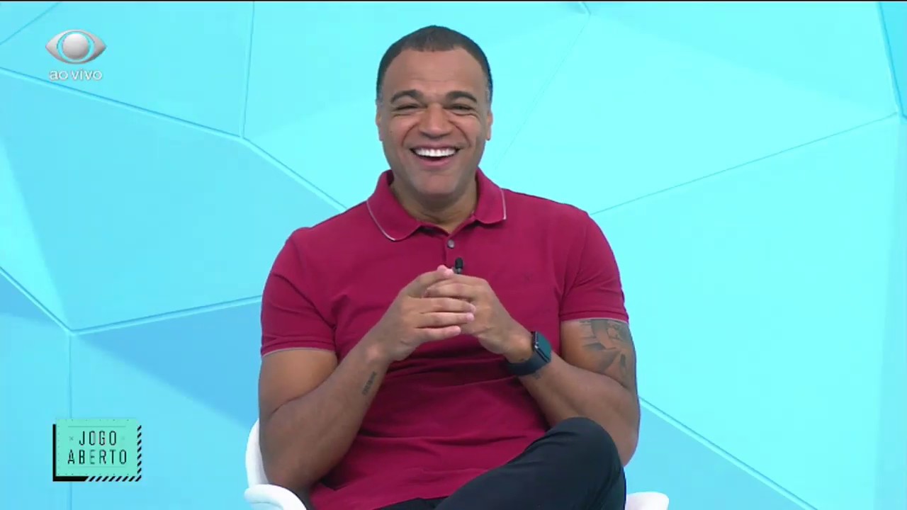 Vídeo: Denílson muda letra de música e alfineta jogador do Inter após eliminação na Libertadores