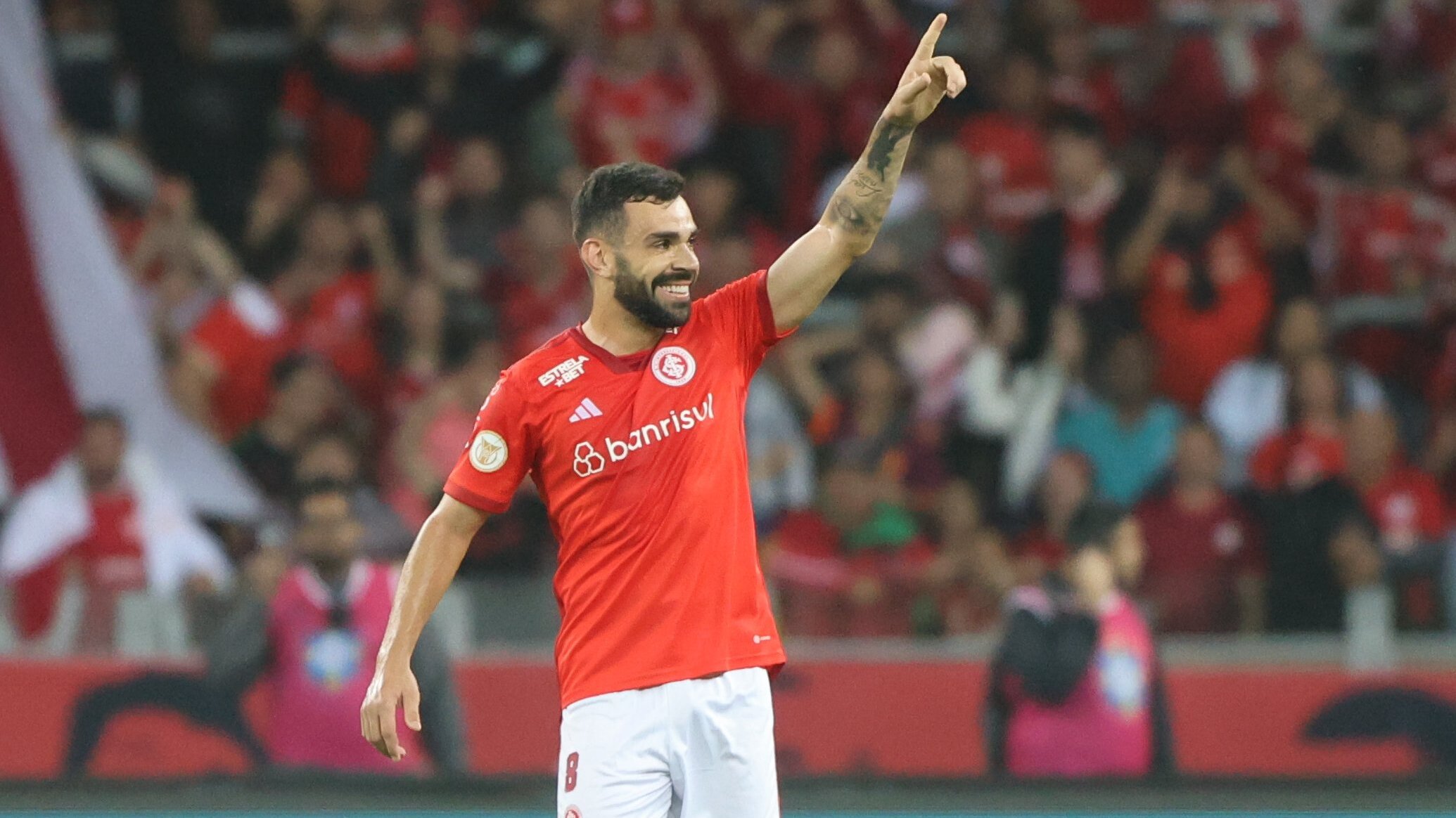 Sobre a disputa por posição entre Aránguiz e Bruno Henrique