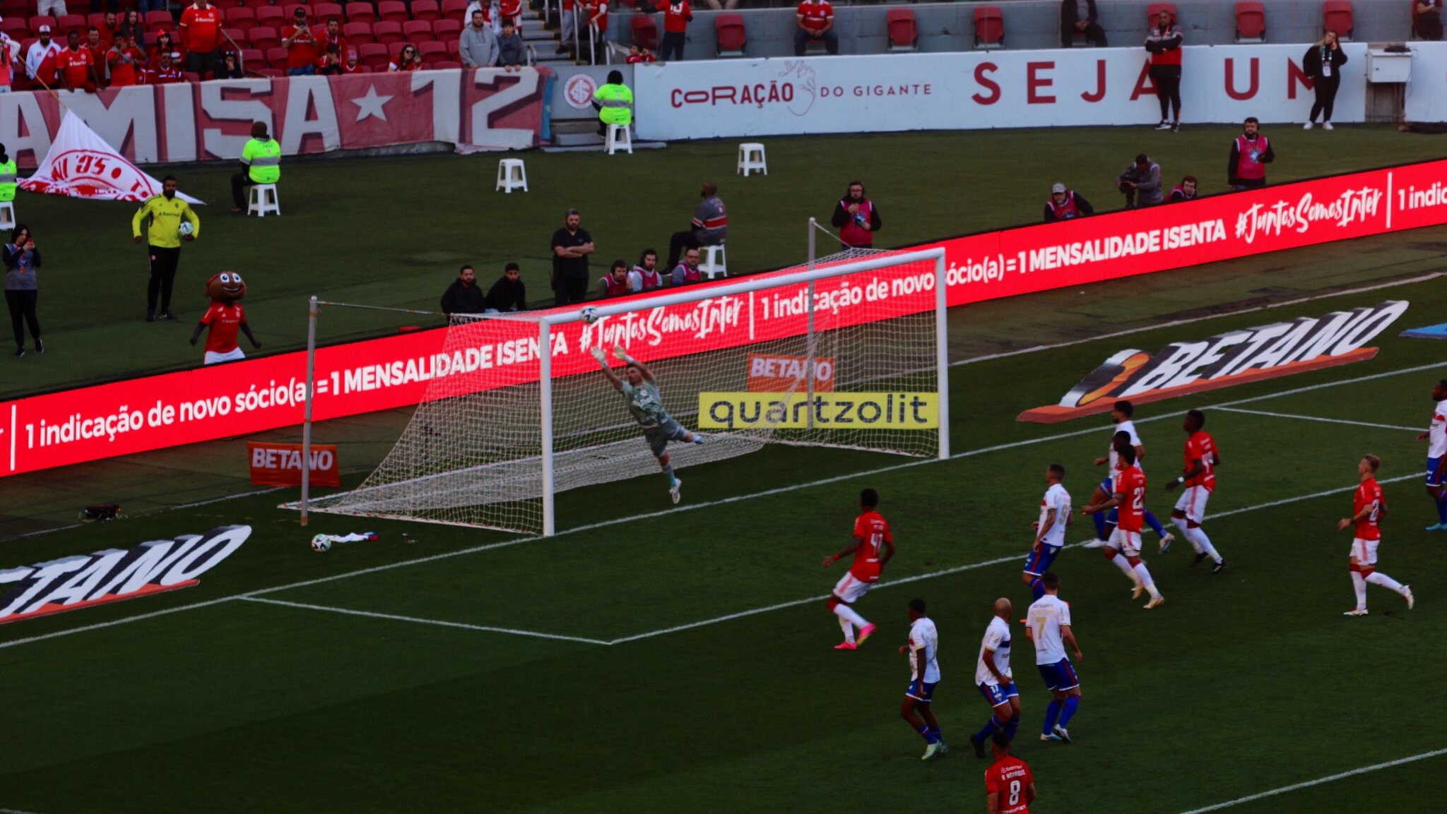 De Pena comete pênalti e Inter perde para o Fortaleza pelo Brasileirão