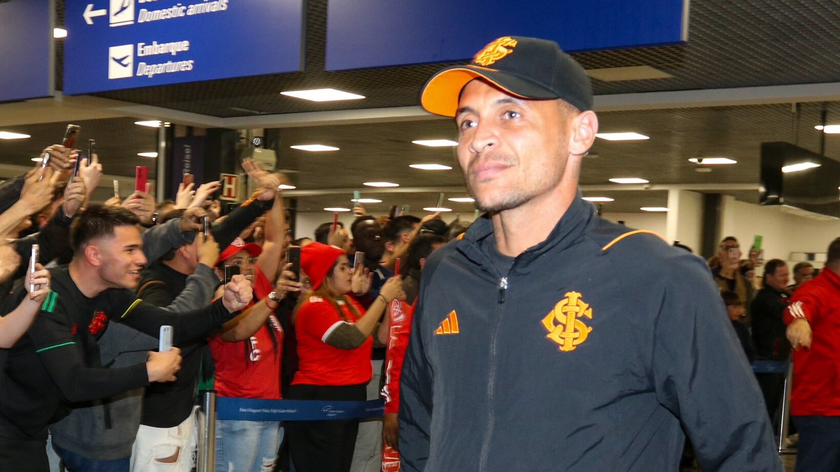 Inter desembarca em Porto Alegre com festa da torcida no aeroporto