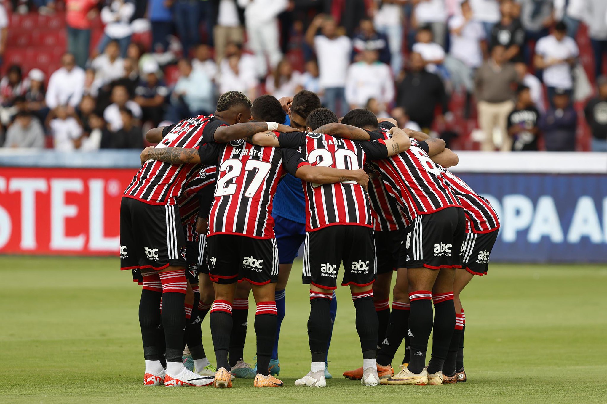 Antes de enfrentar o Inter, jogador do São Paulo é alvo de críticas e responde torcida