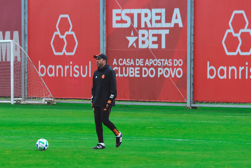 Além de ter reservas contra o Athletico, Coudet pode deixar alguns titulares em Porto Alegre; entenda