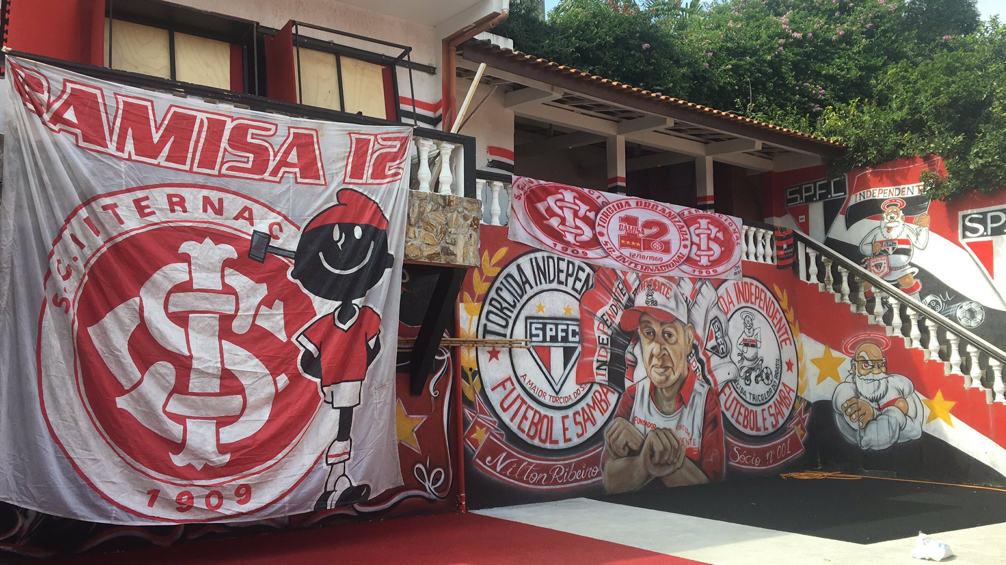 “Os tricolores que são bem-vindos”: Entenda a amizade entre torcidas de Inter e São Paulo