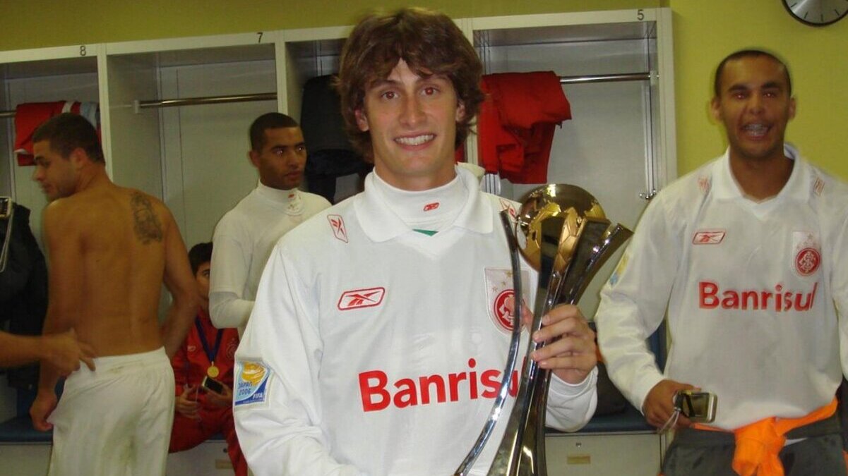 Aos 41 anos, campeão mundial pelo Inter segue atuando enquanto lidera projeto na Itália