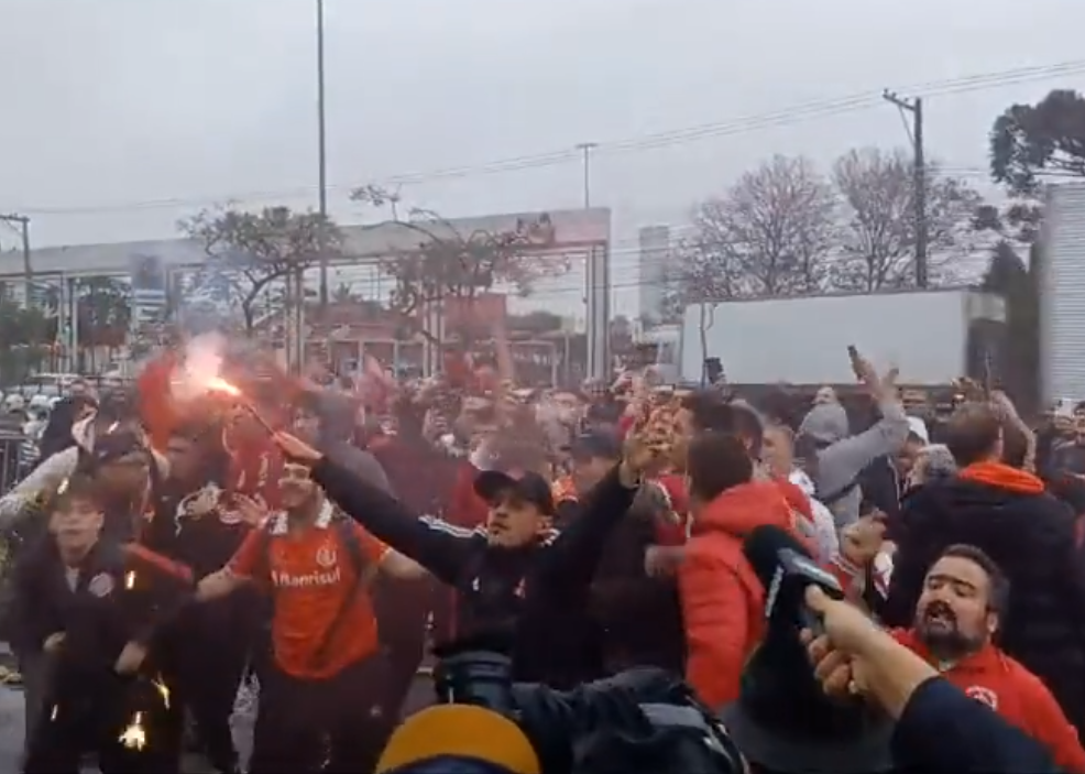 Torcida do Inter faz festa no embarque do elenco para o jogo contra o Fluminense