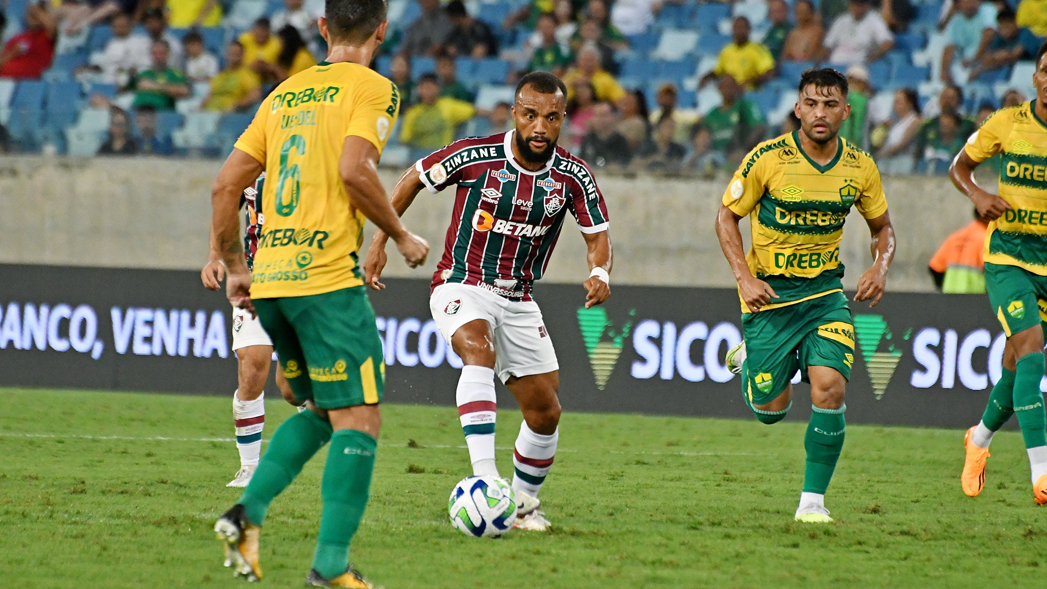 Expulso no primeiro jogo contra o Inter, Samuel Xavier faz pedido ao Fluminense