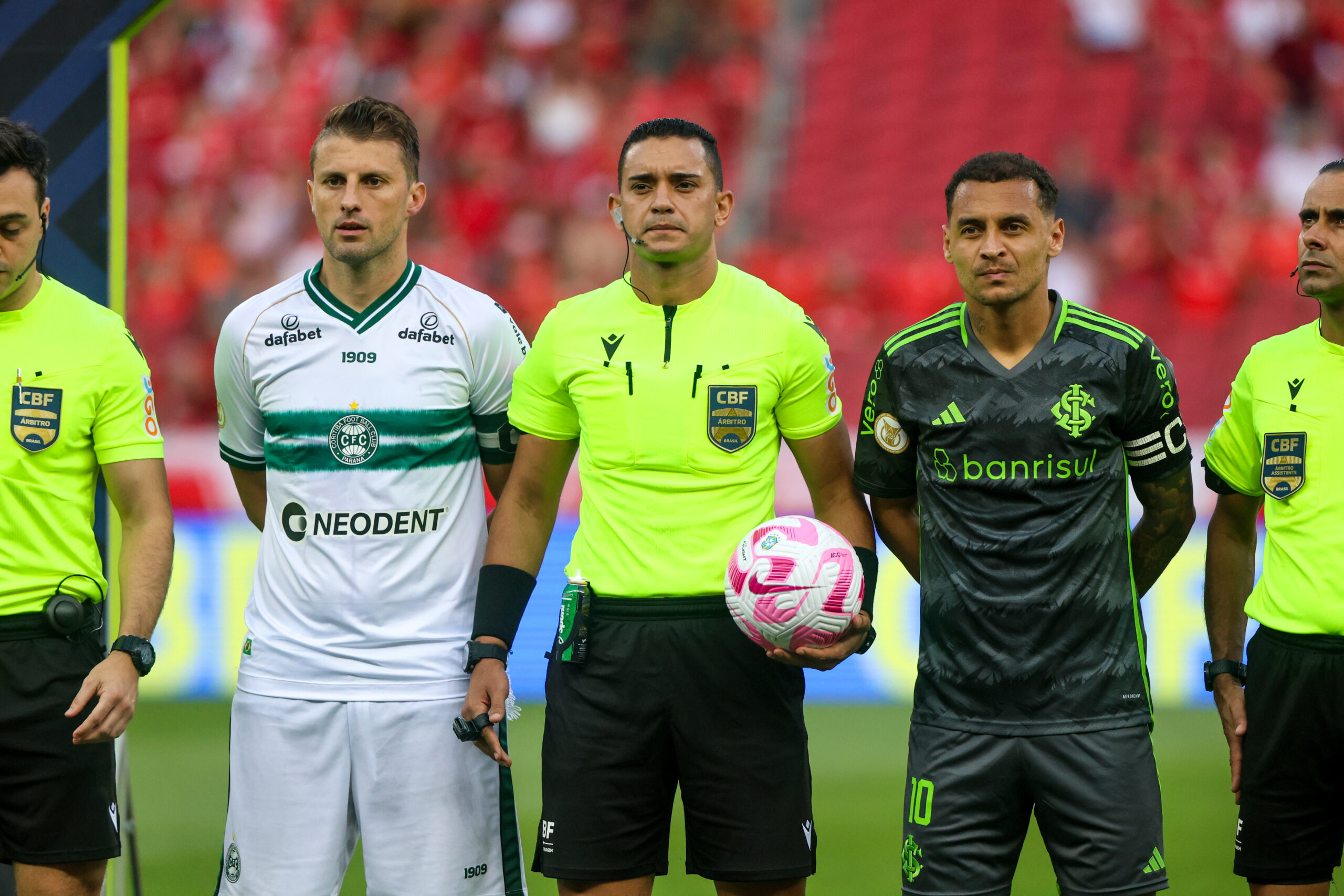 Comentarista aponta erros “inaceitáveis” cometidos pela arbitragem nos últimos jogos do Inter