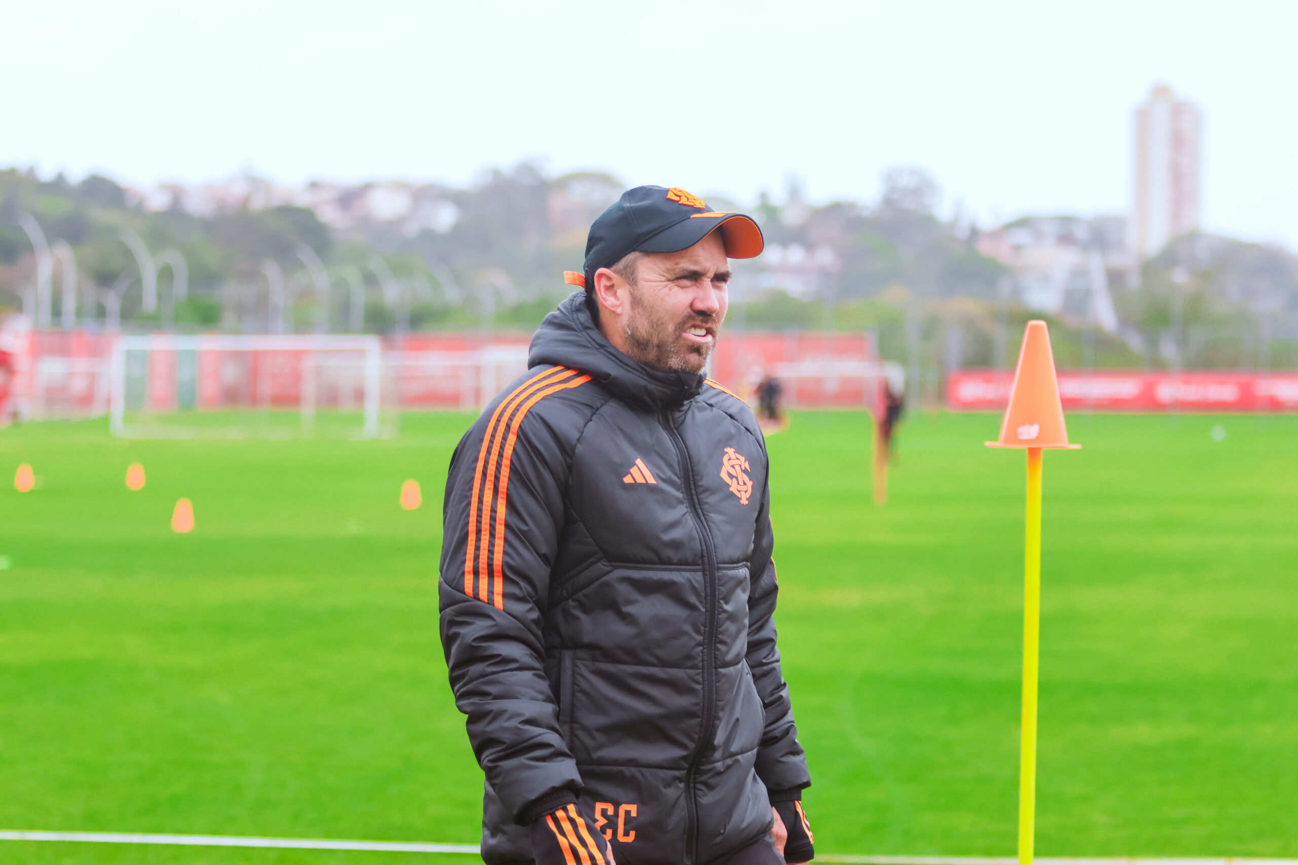 Com problemas para resolver, Eduardo Coudet comanda primeiro treino do Inter após vitória no Gre-Nal