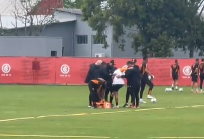 Titular do Inter sente lesão, deixa o treino mais cedo e pode virar desfalque contra o Vasco