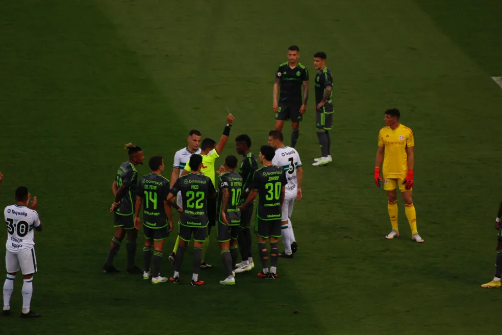 Sobre a expulsão de Vitão contra o Coritiba