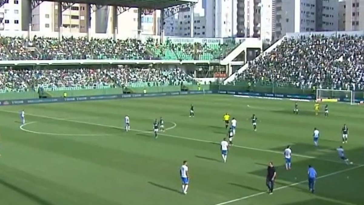Vídeo: ex-Inter marca gol antológico de antes do meio-campo