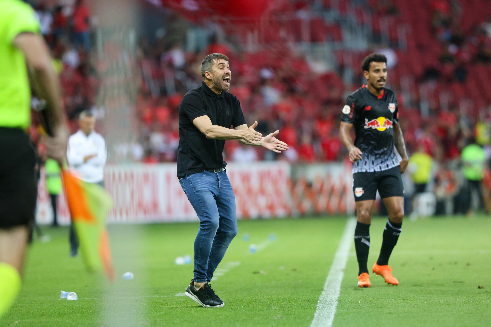 Eduardo Coudet é sincero ao comentar dores apresentadas por Enner Valencia e Vitão
