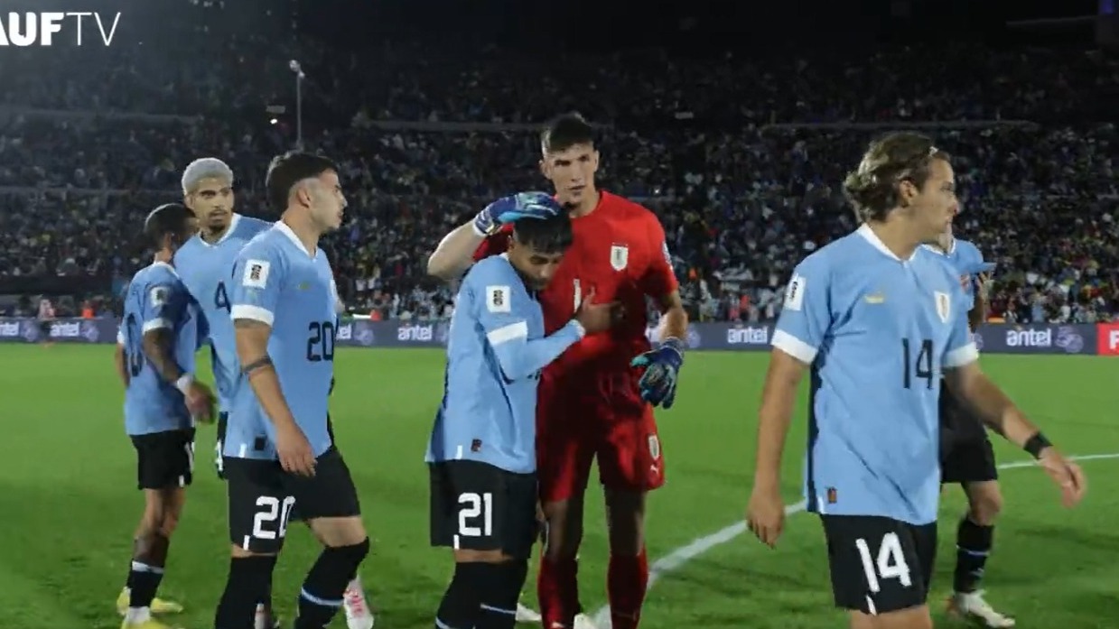 Jogador do Barcelona e da seleção do Uruguai recebe camisa personalizada do Inter