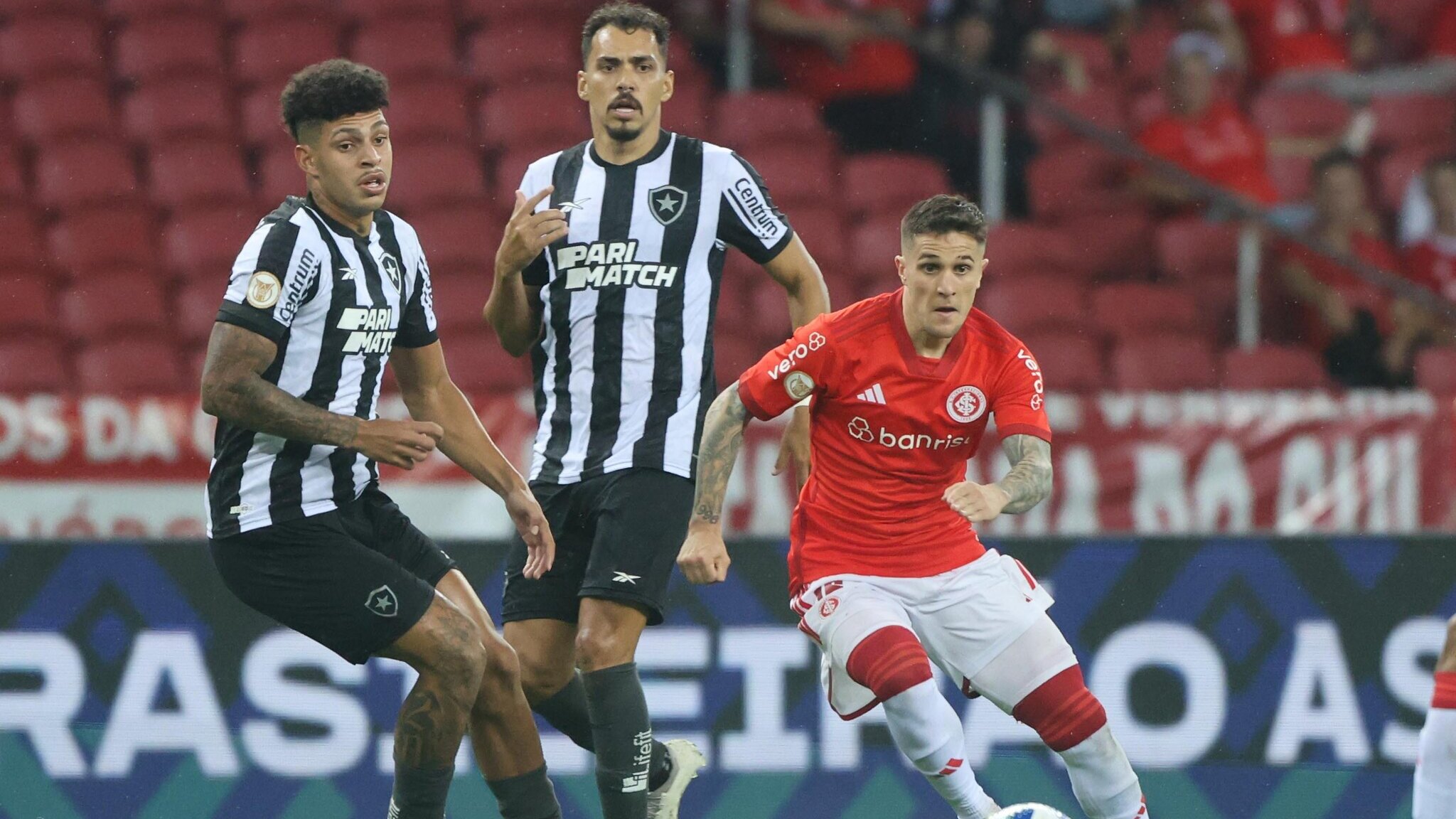 Inter disputa contratação de zagueiro brasileiro com o Botafogo, afirma portal