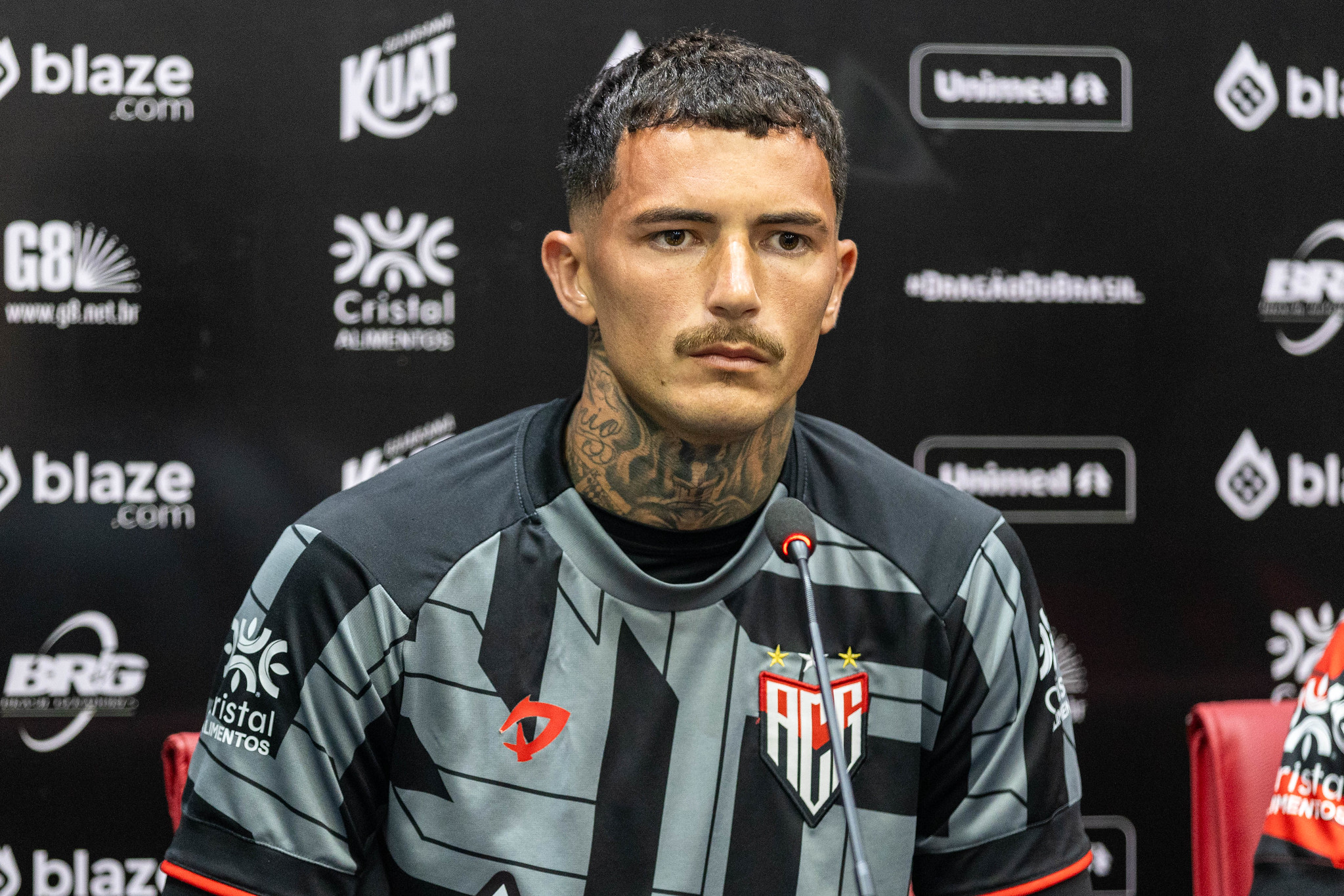 Emerson Júnior cita Sergio Rochet em apresentação no Atlético-GO