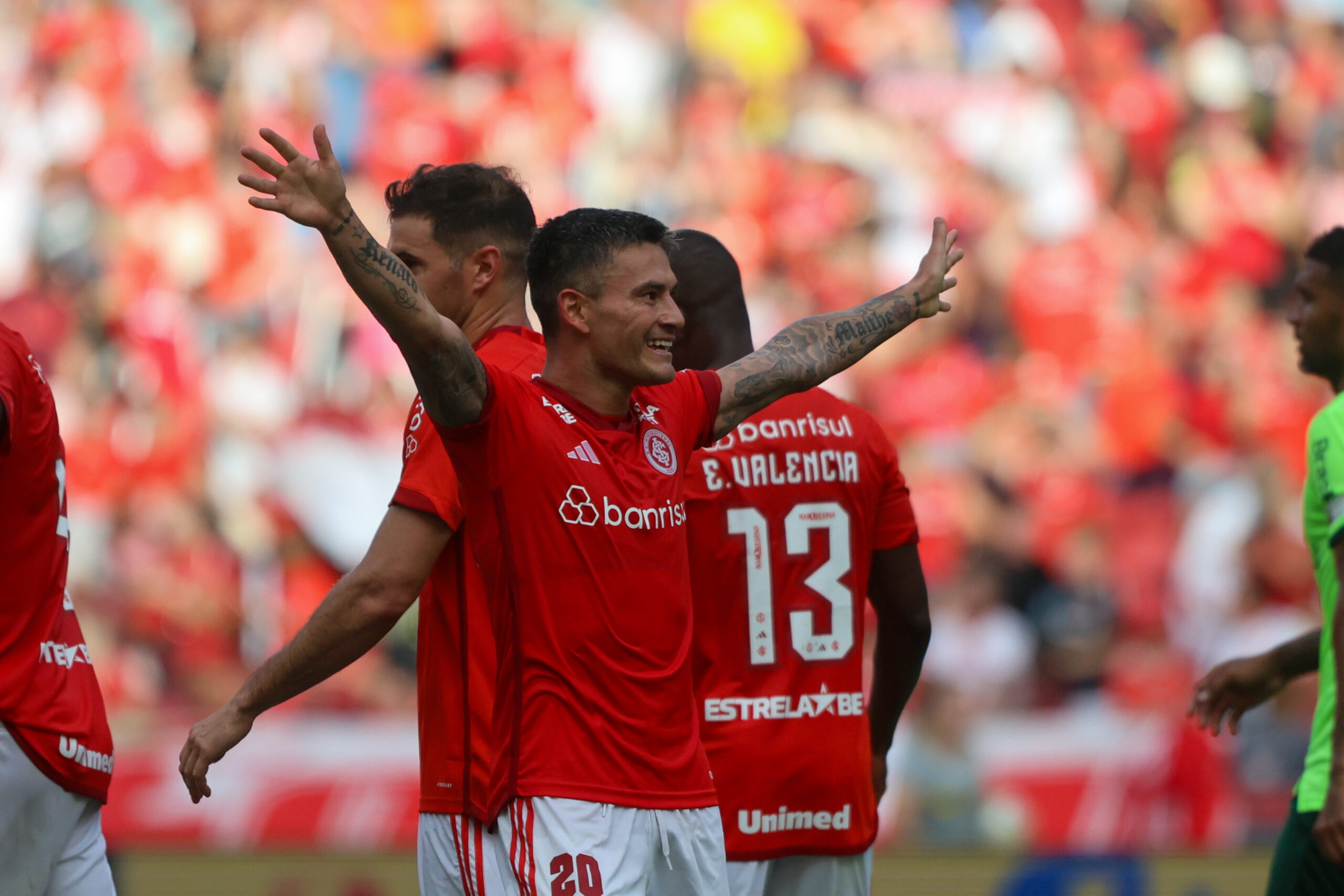 Charles Aránguiz volta a marcar após longo período e recebe elogios de Coudet