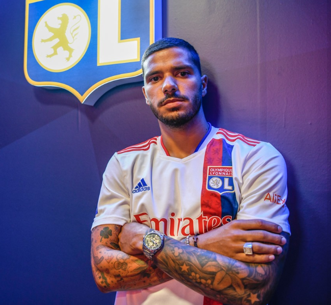 Inter procurou lateral do Lyon; confira