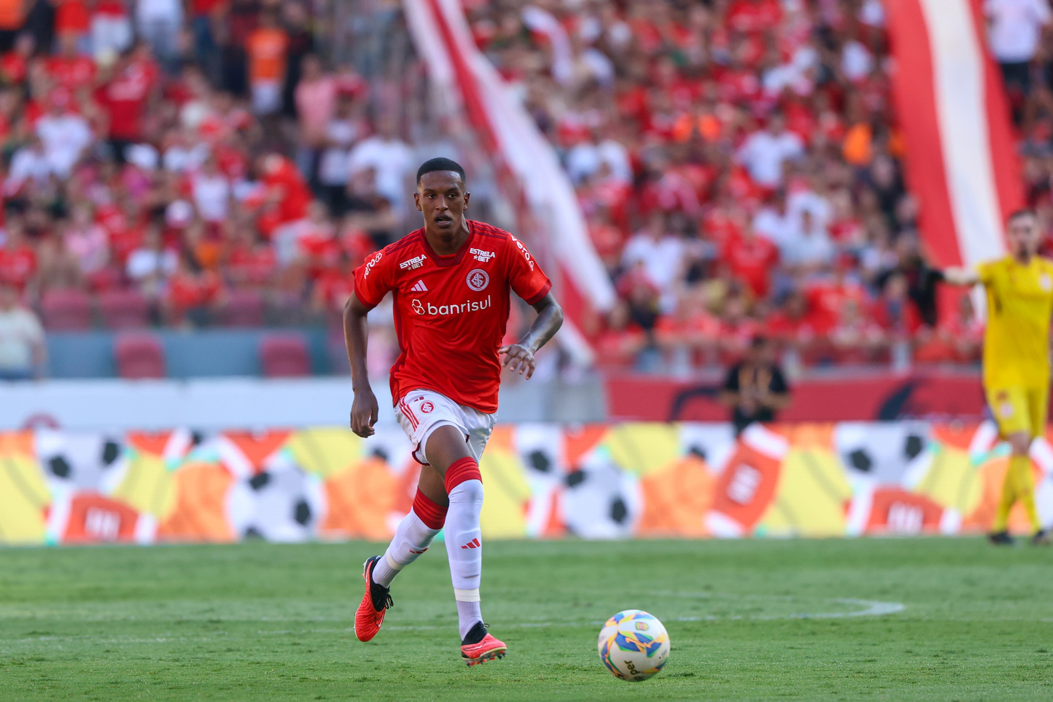 O time que está negociando a contratação de Robert Renan