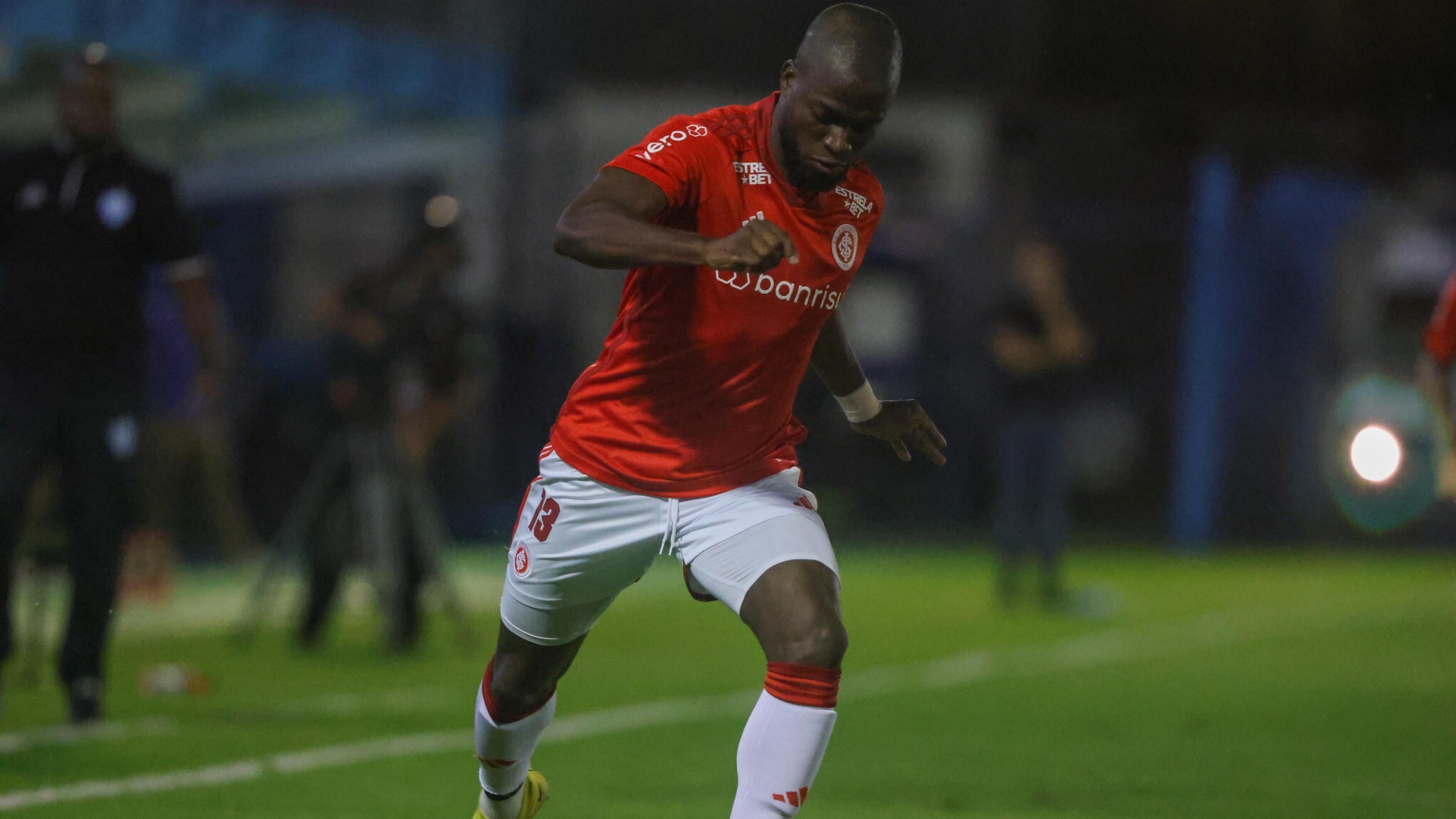 Comentarista de arbitragem analisa lance polêmico envolvendo Enner Valencia