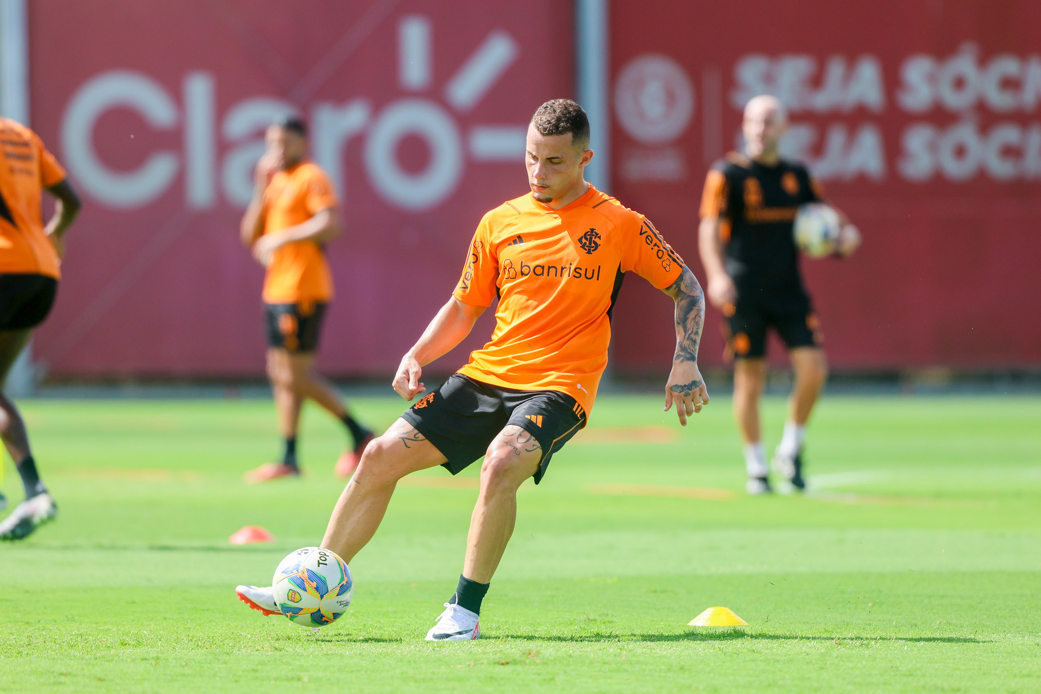 Bruno Gomes avalia disputa por posição no elenco do Inter