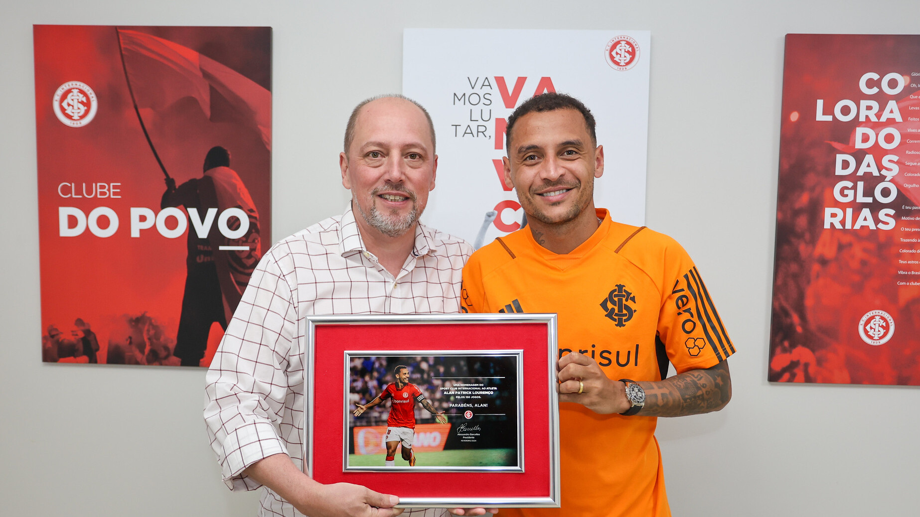 A homenagem entregue pelo Inter para Alan Patrick nesta terça-feira