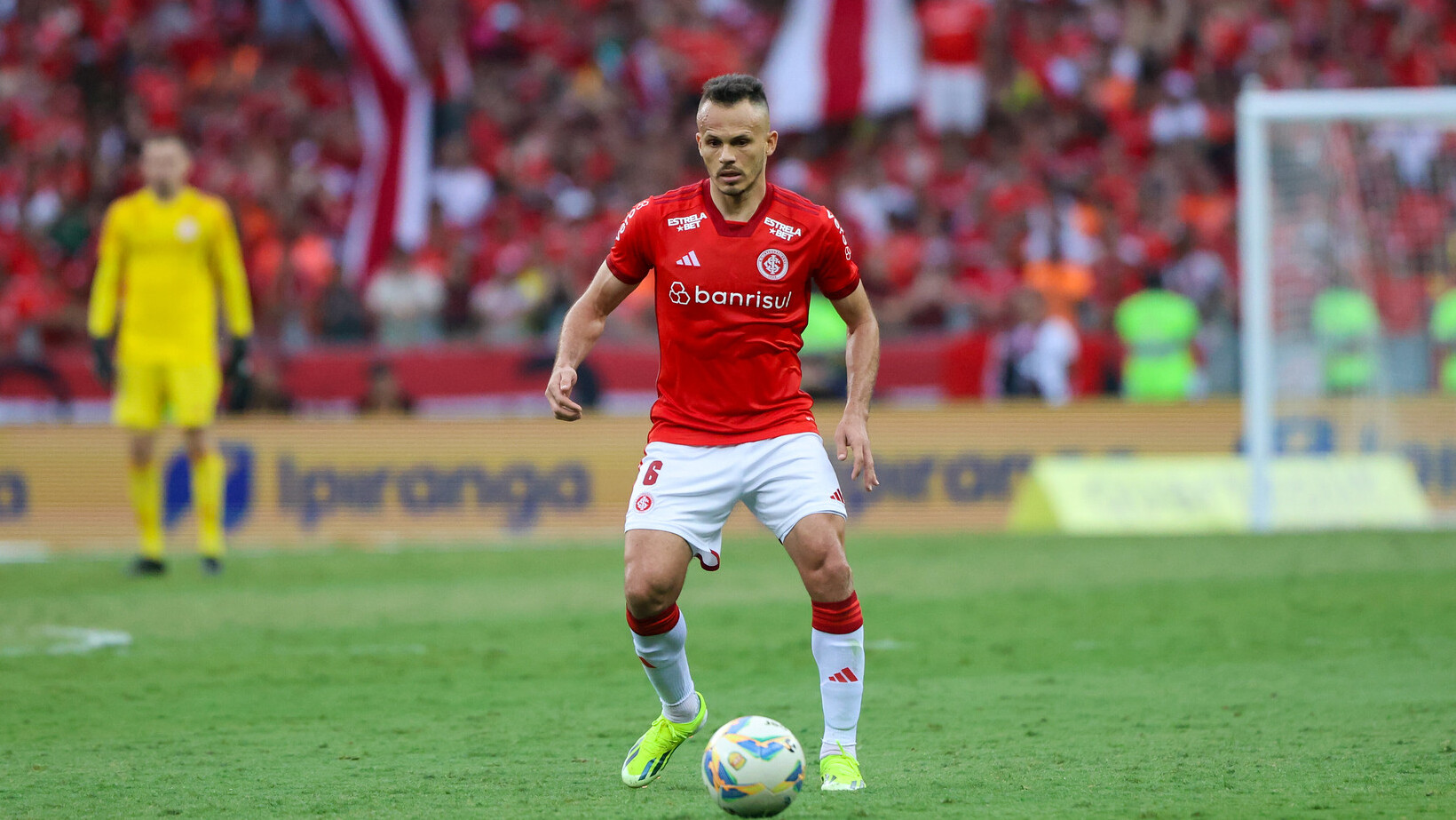 Uma informação surpreendente sobre o lateral-esquerdo Renê