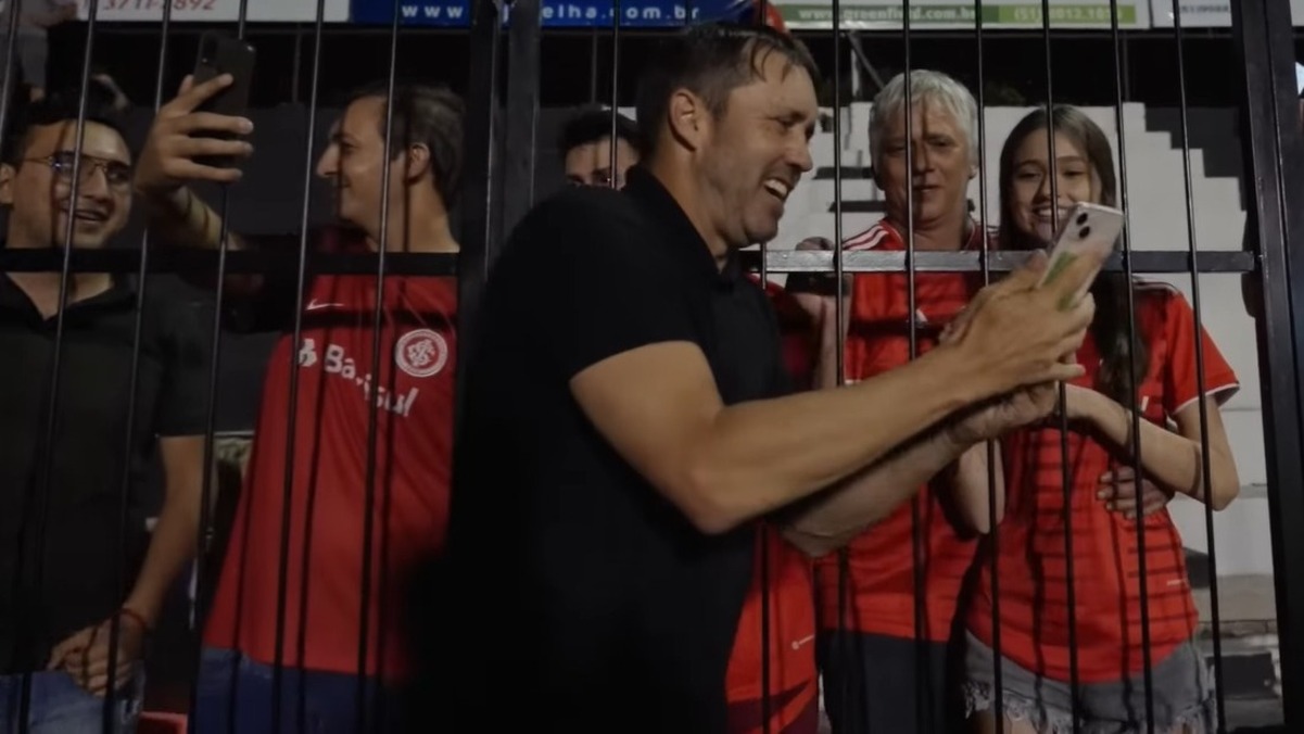 Questionado por torcedor, Coudet responde sobre chegada de Rafael Borré ao Inter
