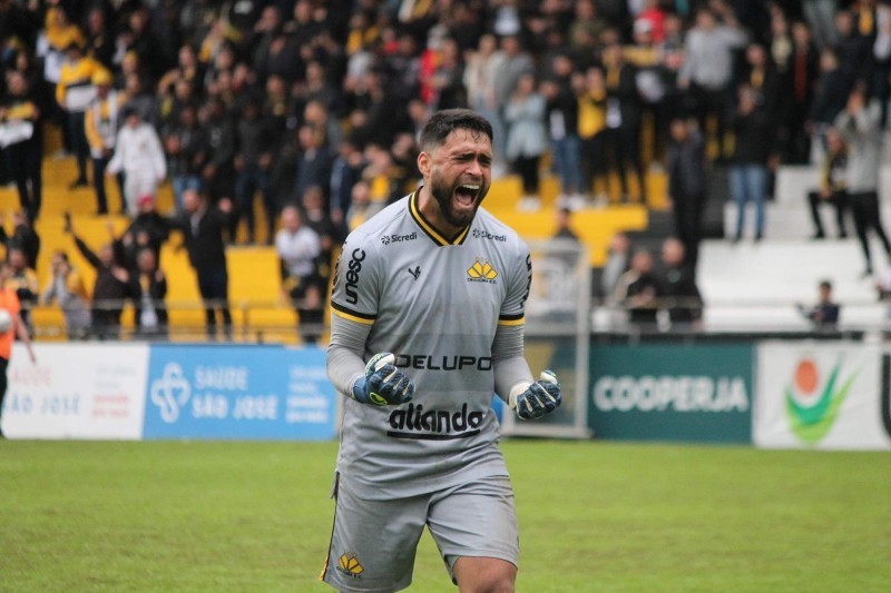 O que diz o presidente do Criciúma sobre a informação de interesse do Inter no goleiro Gustavo