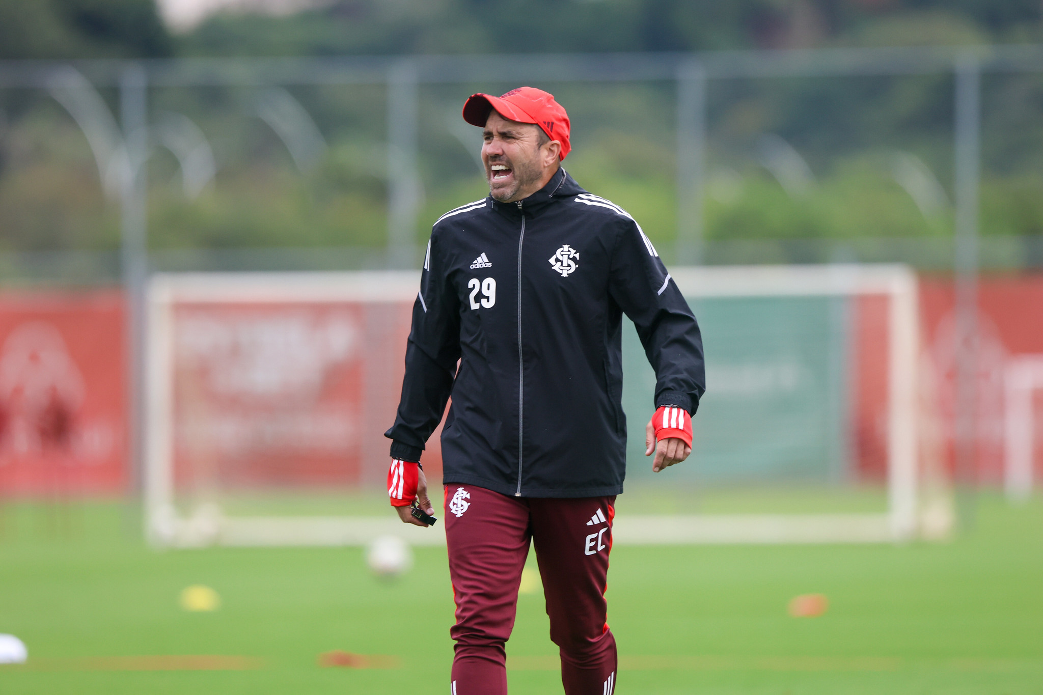Sobre o time do Inter para o jogo contra o Juventude