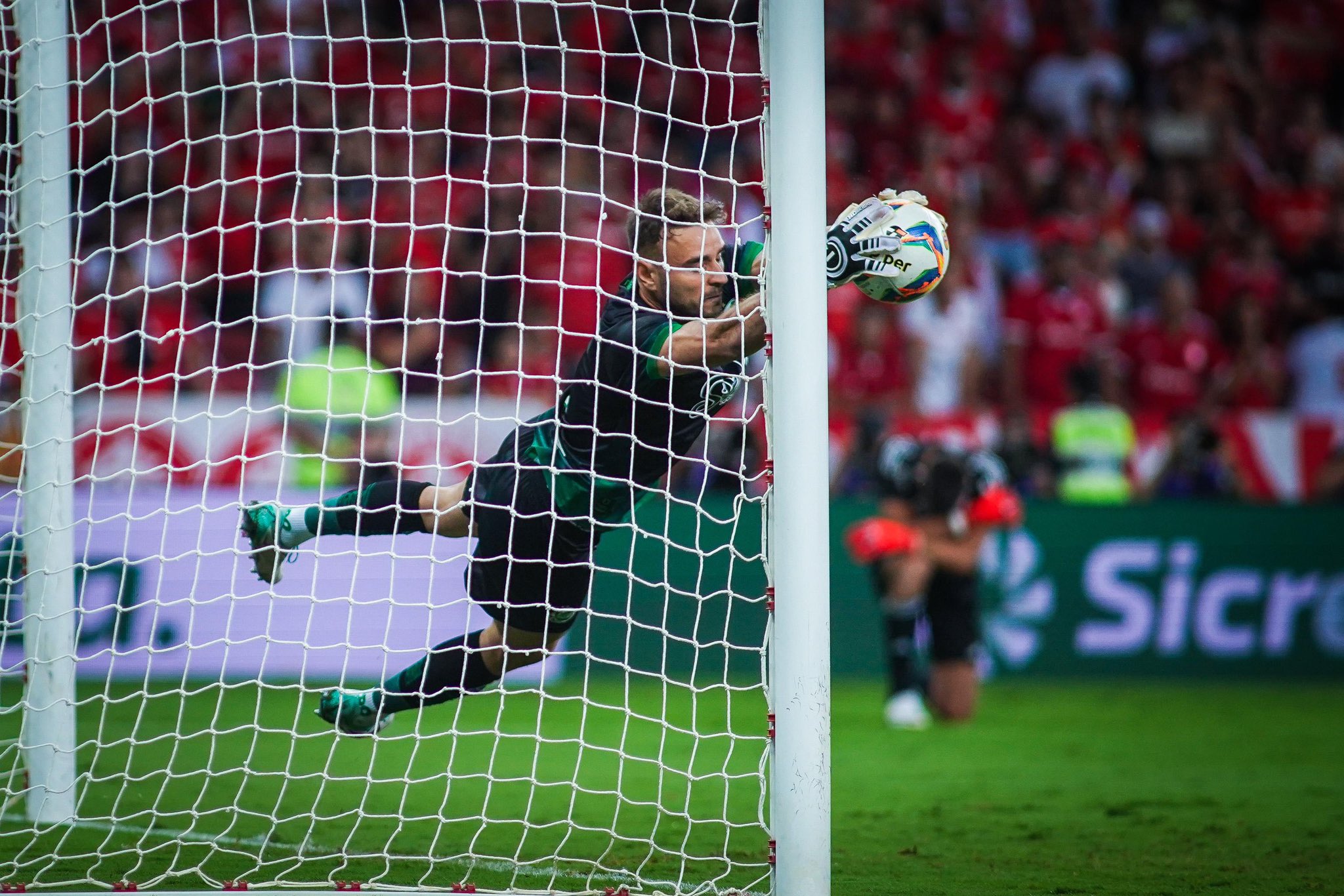 Jornalista faz revelação sobre goleiro do Juventude que defendeu “cavadinha” de Robert Renan