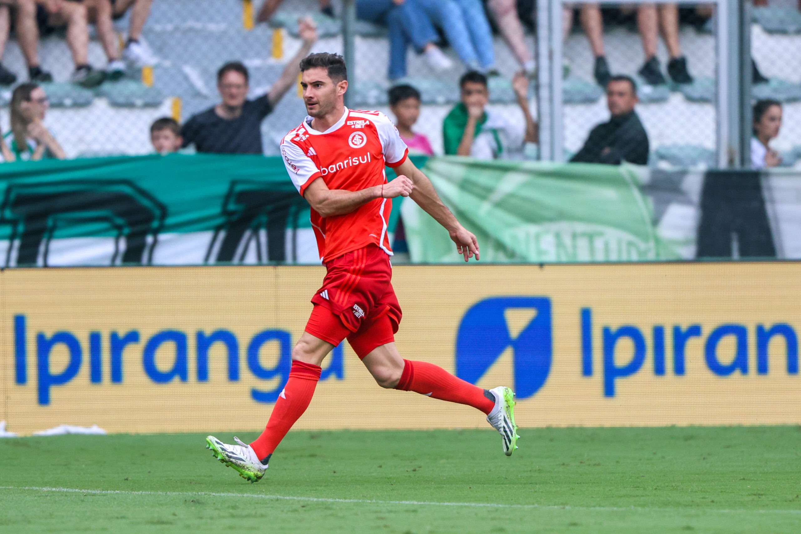Inter divulga nota e traz péssima informação envolvendo o centroavante Lucas Alario