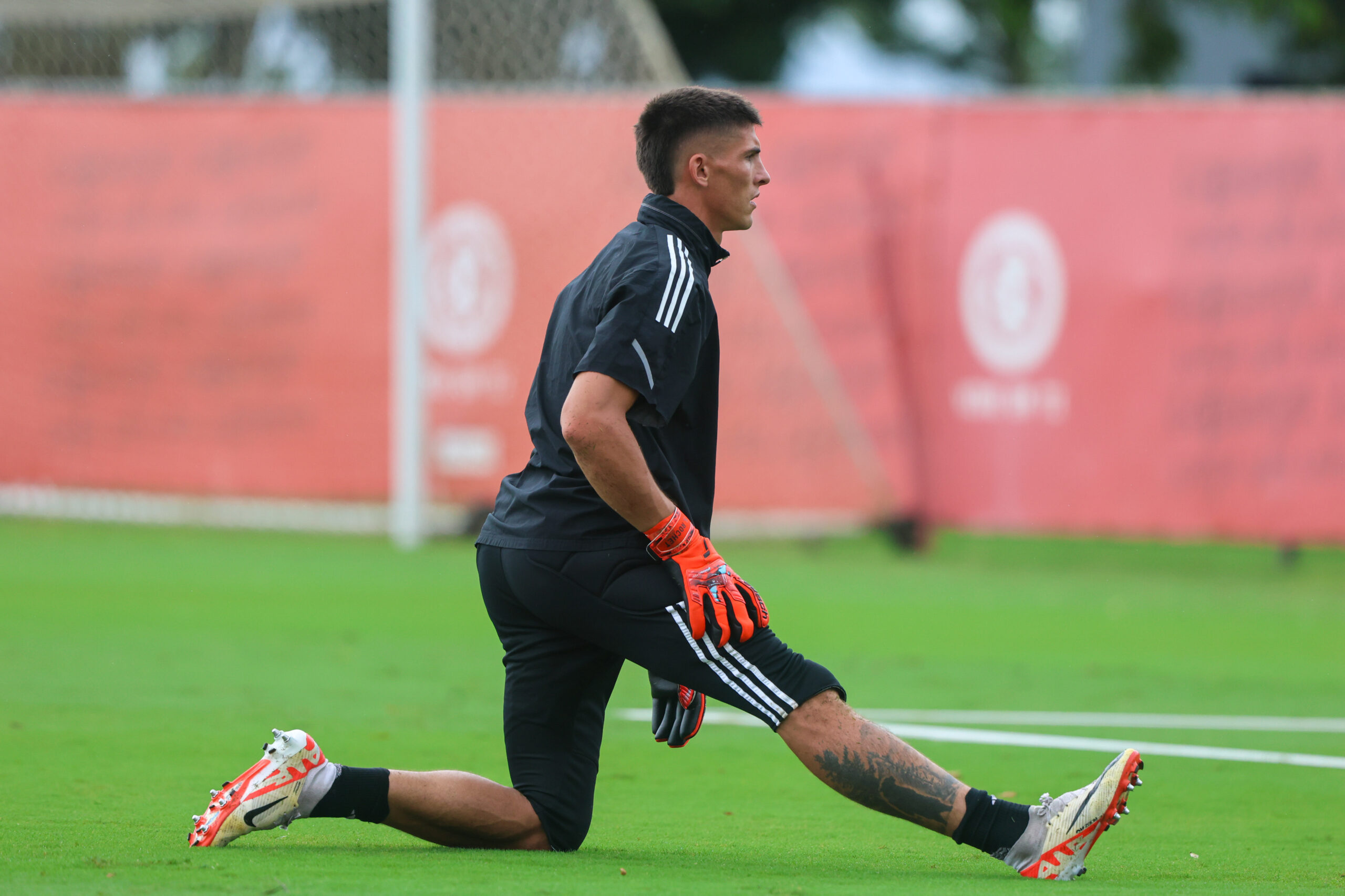 Recuperado, Sergio Rochet foi ‘atacado’ pelos atacantes titulares e reservas do Inter no coletivo desta tarde