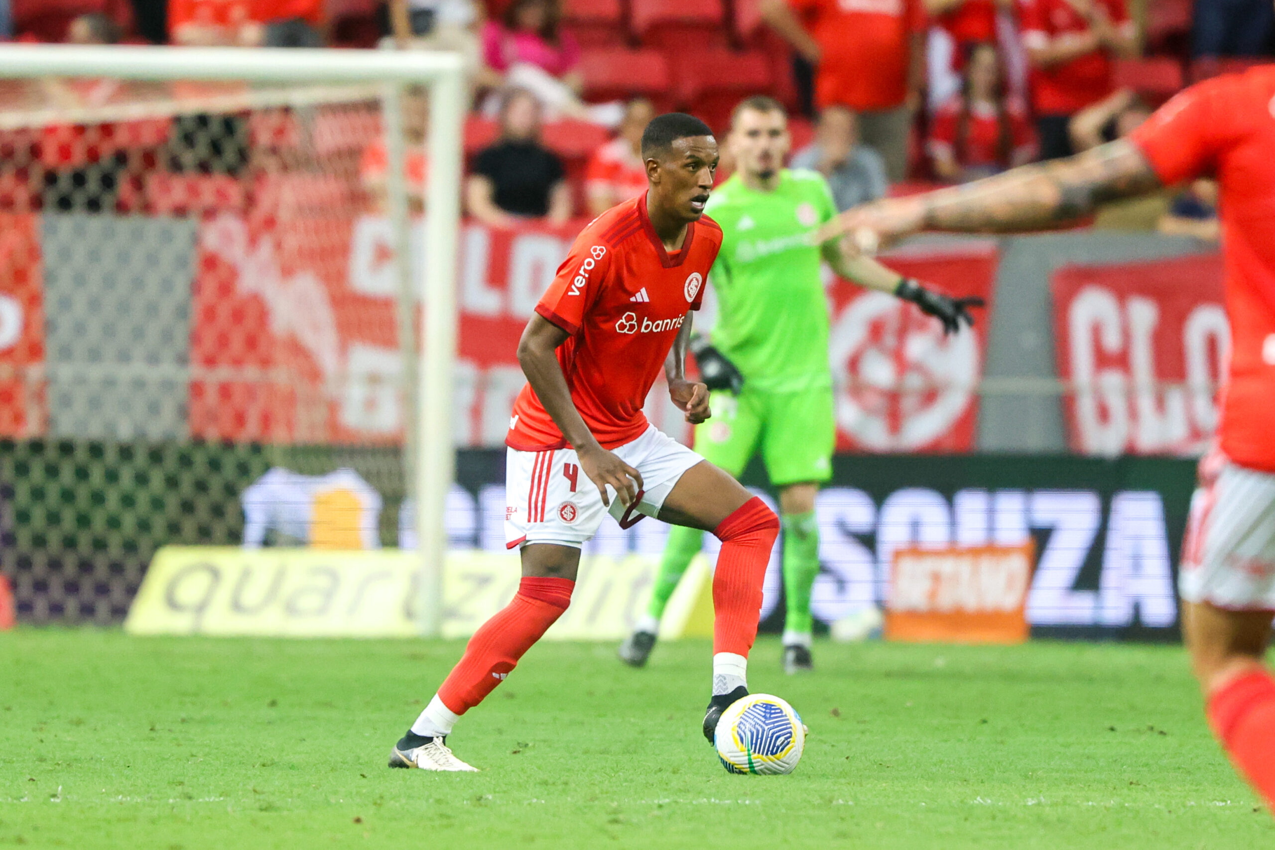 Com sondagens de gigantes brasileiros, Robert Renan fica de fora da relação para o jogo contra o Bahia