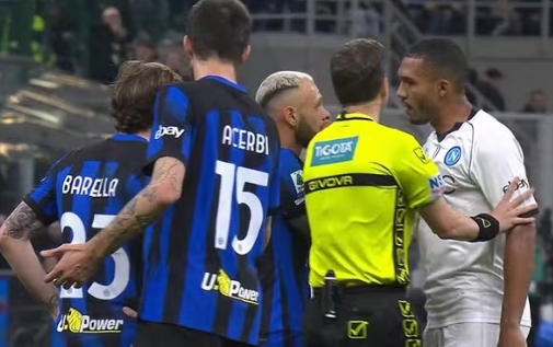 Após injuria racial contra ex-Inter, jogador é cortado da Seleção Italiana