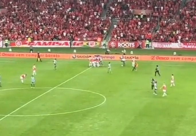 Vídeo: Torcedor do Inter invade gramado do Beira-Rio; entenda