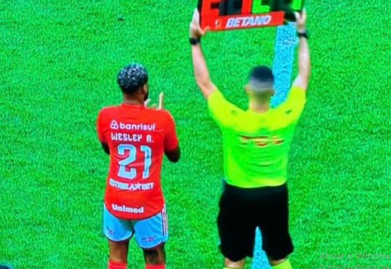 Jogador especulado no Inter faz postagem assistindo jogo contra o Nova Iguaçu