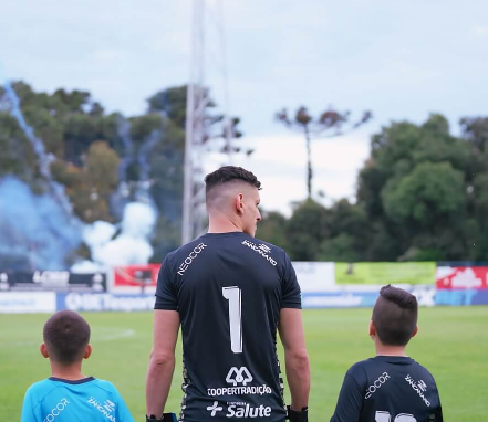 Agente confirma clube de destino de Arthur, goleiro que estava sendo especulado no Inter