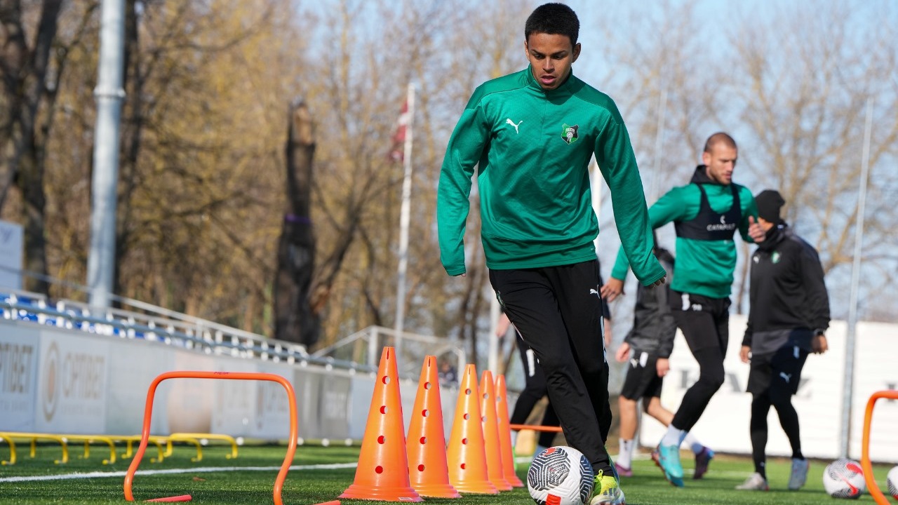 Emprestado pelo Inter, Lucas Ramos comenta adaptação em clube europeu