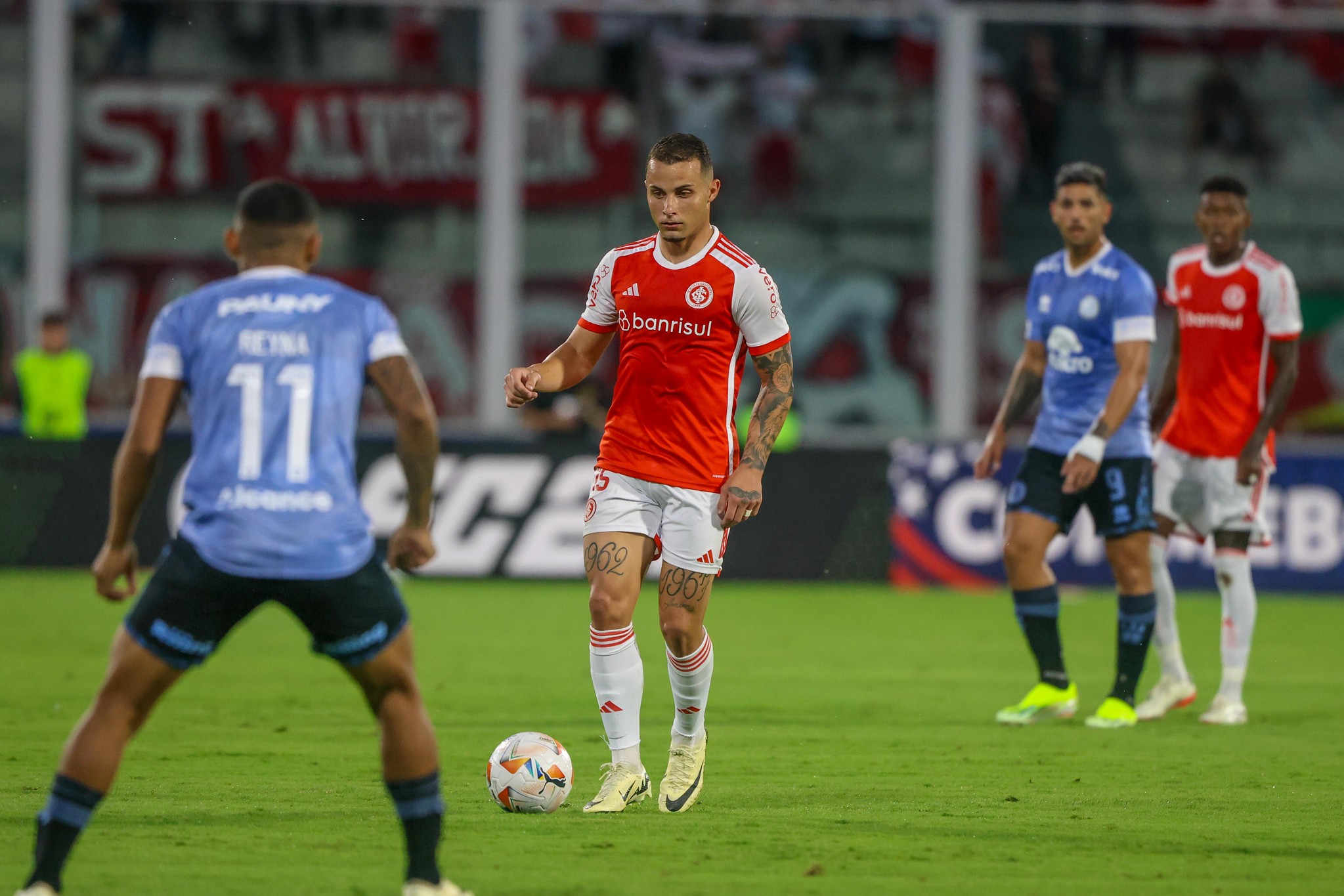 Bruno Gomes revela se deve perder próximo jogo após sofrer “pisão” contra o Belgrano