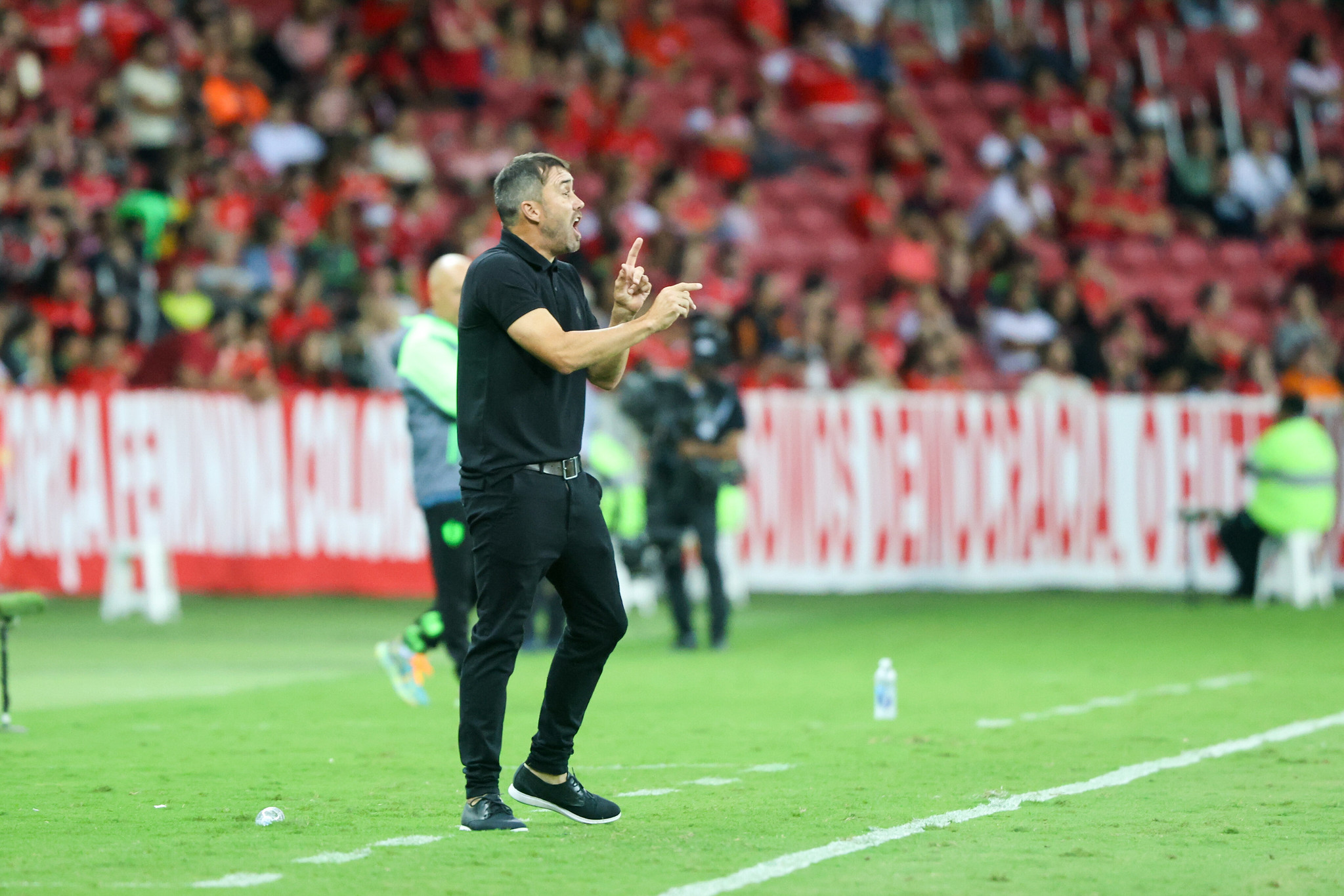 Fonte do vestiário do Inter revela se Eduardo Coudet pediu para deixar o clube