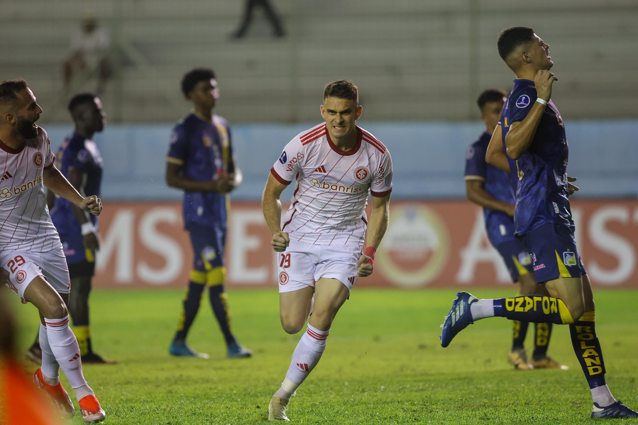 Rafael Borré desencanta e Inter vence o Delfín pela Sul-Americana