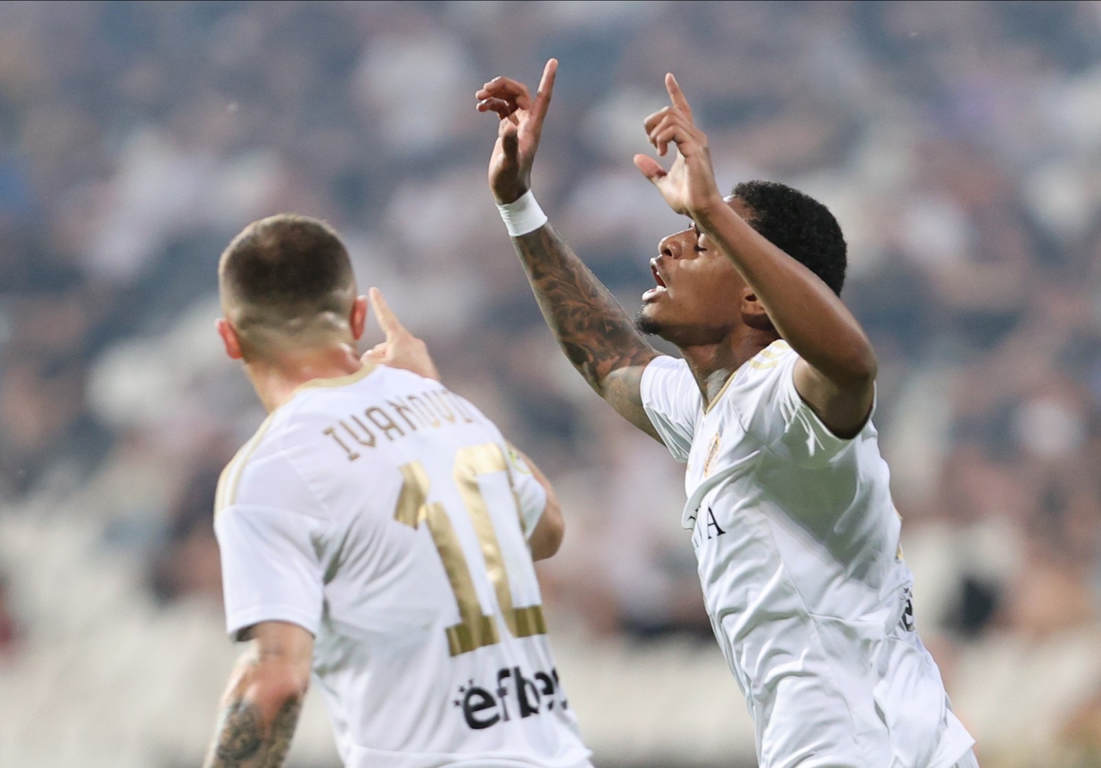 Ex-centroavante do Inter recebe prêmio e encerra temporada em alta na Europa