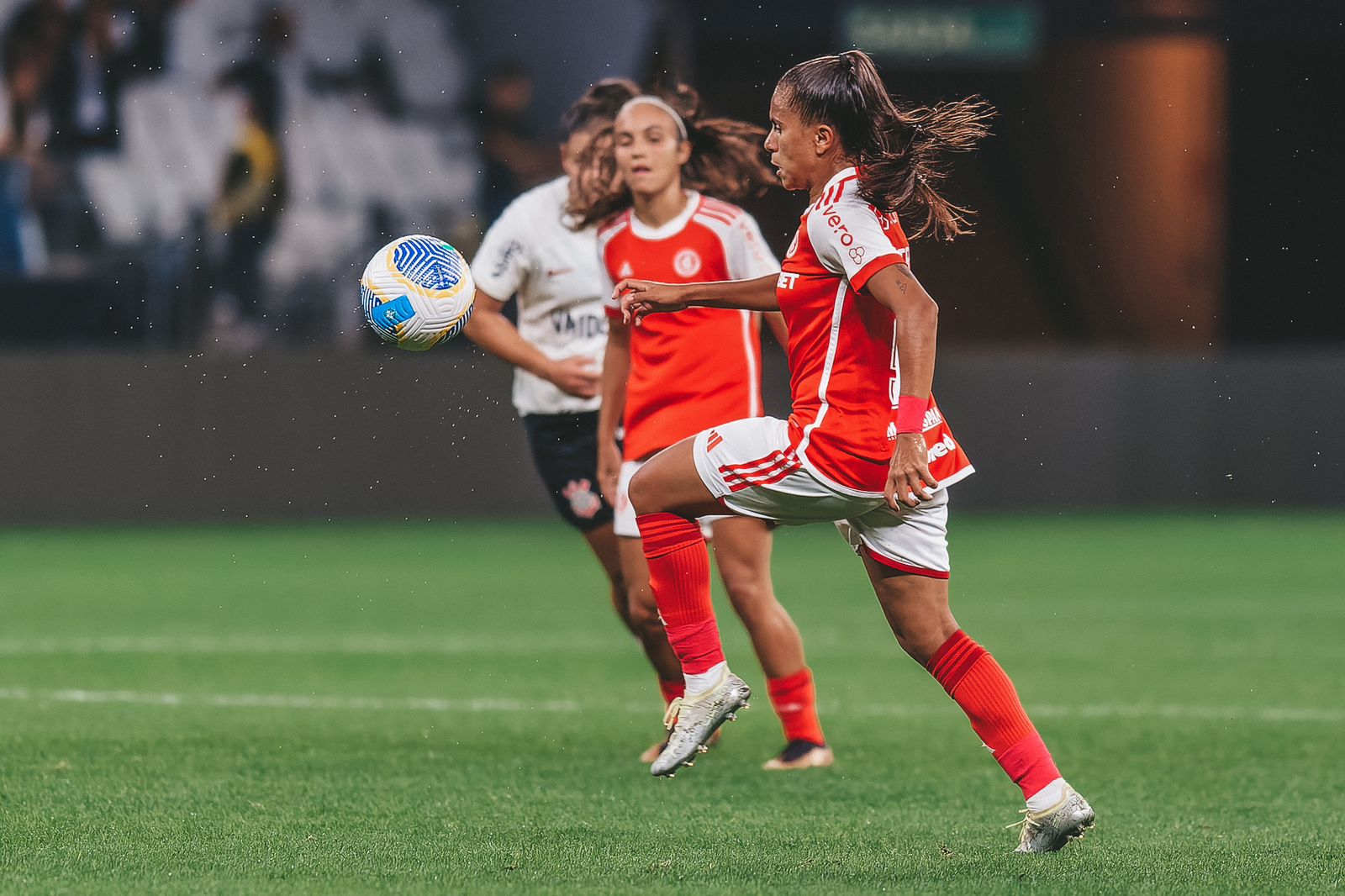 Lateral do Inter, Katrine projeta Gre-Nal visando reação no Brasileirão Feminino