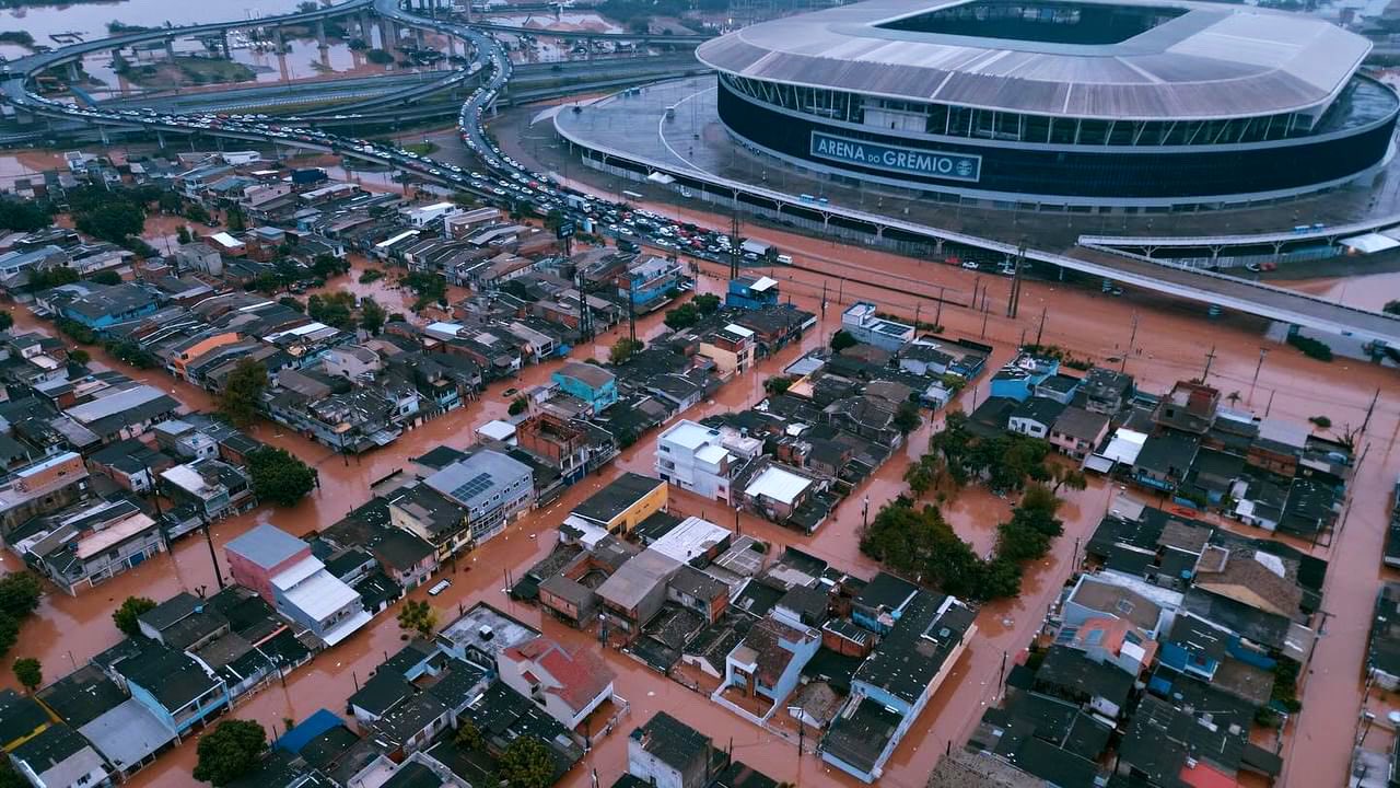 O ex-jogador do Grêmio que alugou helicóptero para ajudar as vítimas das chuvas no RS 