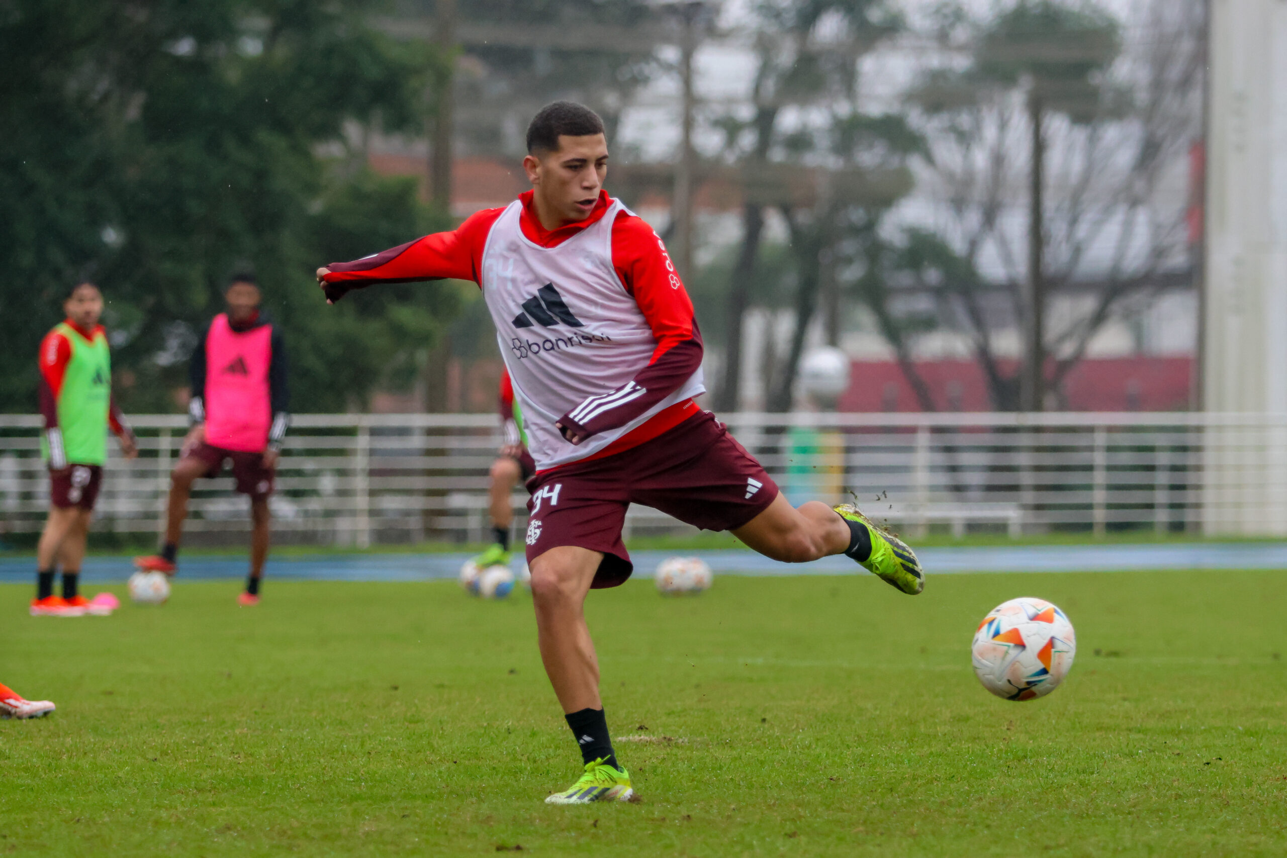 Vídeo: Gabriel Carvalho marca belo gol em treino do Inter