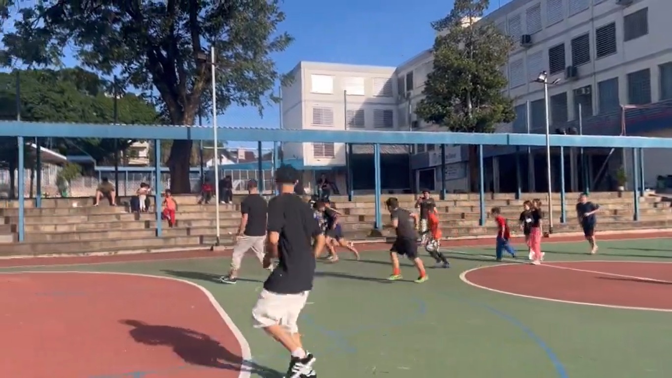 Atacante do Inter participa de jogo em escola que serve de abrigo; confira